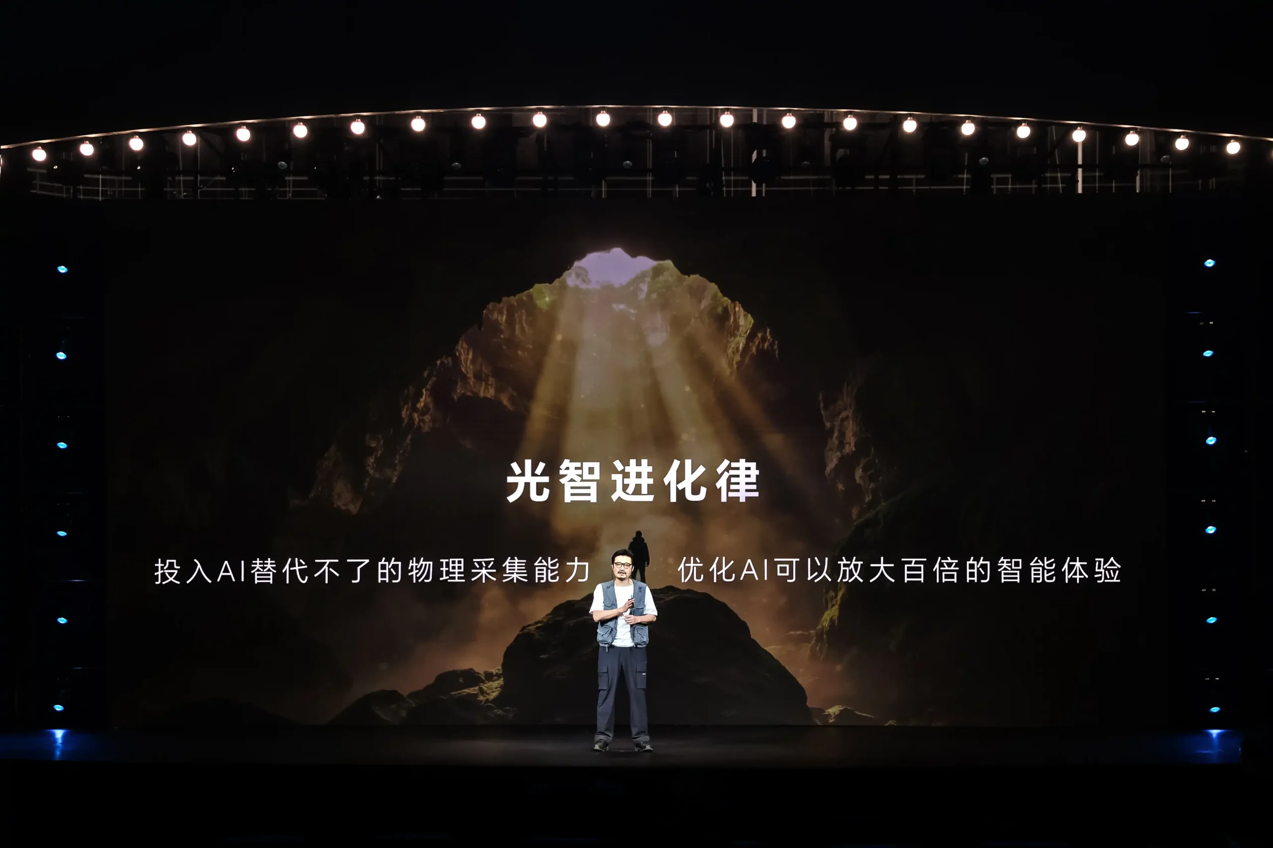 手機也能拍電影？HONOR Robot Phone 攜手 ARRI 導入電影級影像技術 2.HONOR提出「光智進化律」，認為行動影像的進步，取決於物理光學捕捉與AI智慧處理的雙軌並進，光學能力奠定影像品質的基礎，而AI與演算法則進一步釋放用戶的創作潛能。 scaled