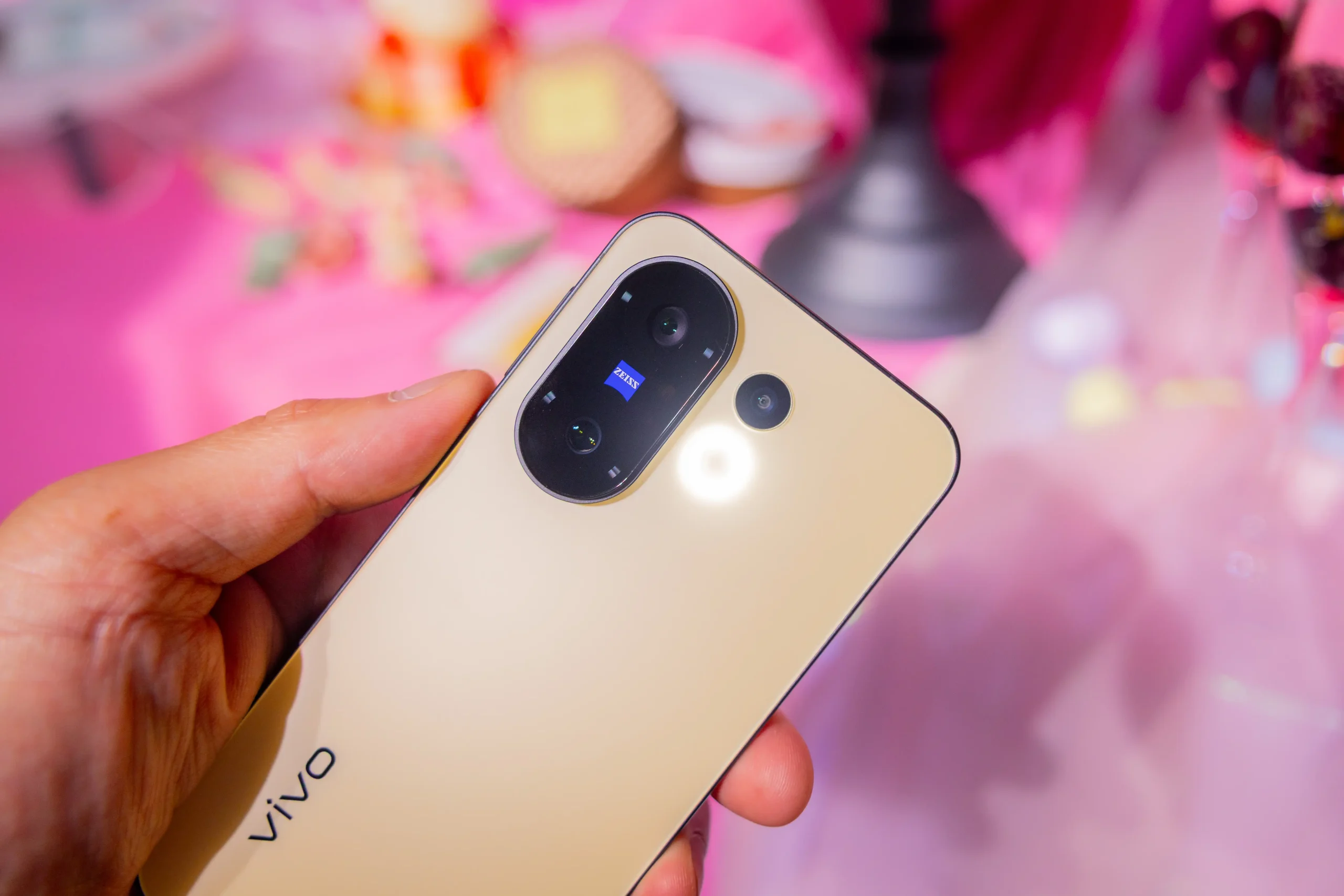 vivo X200 FE 上市：承襲旗艦 6,500mAh 大電量、售價 26,990 2C6A2041 scaled