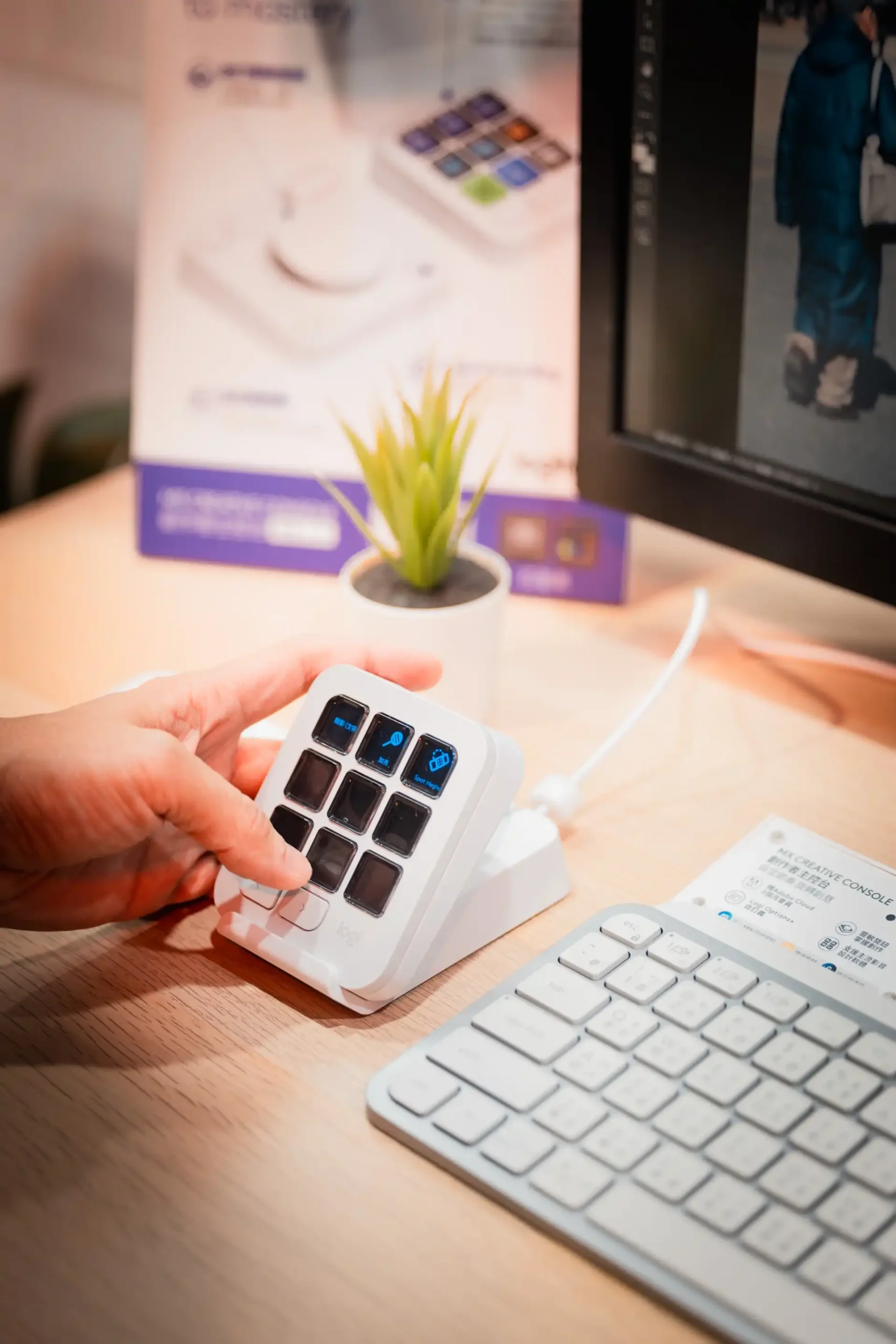 2C6A2216 scaled Logitech MX Creative Console 正式登台:深度整合 Adobe、售價 6,490 元 2C6A2216 scaled