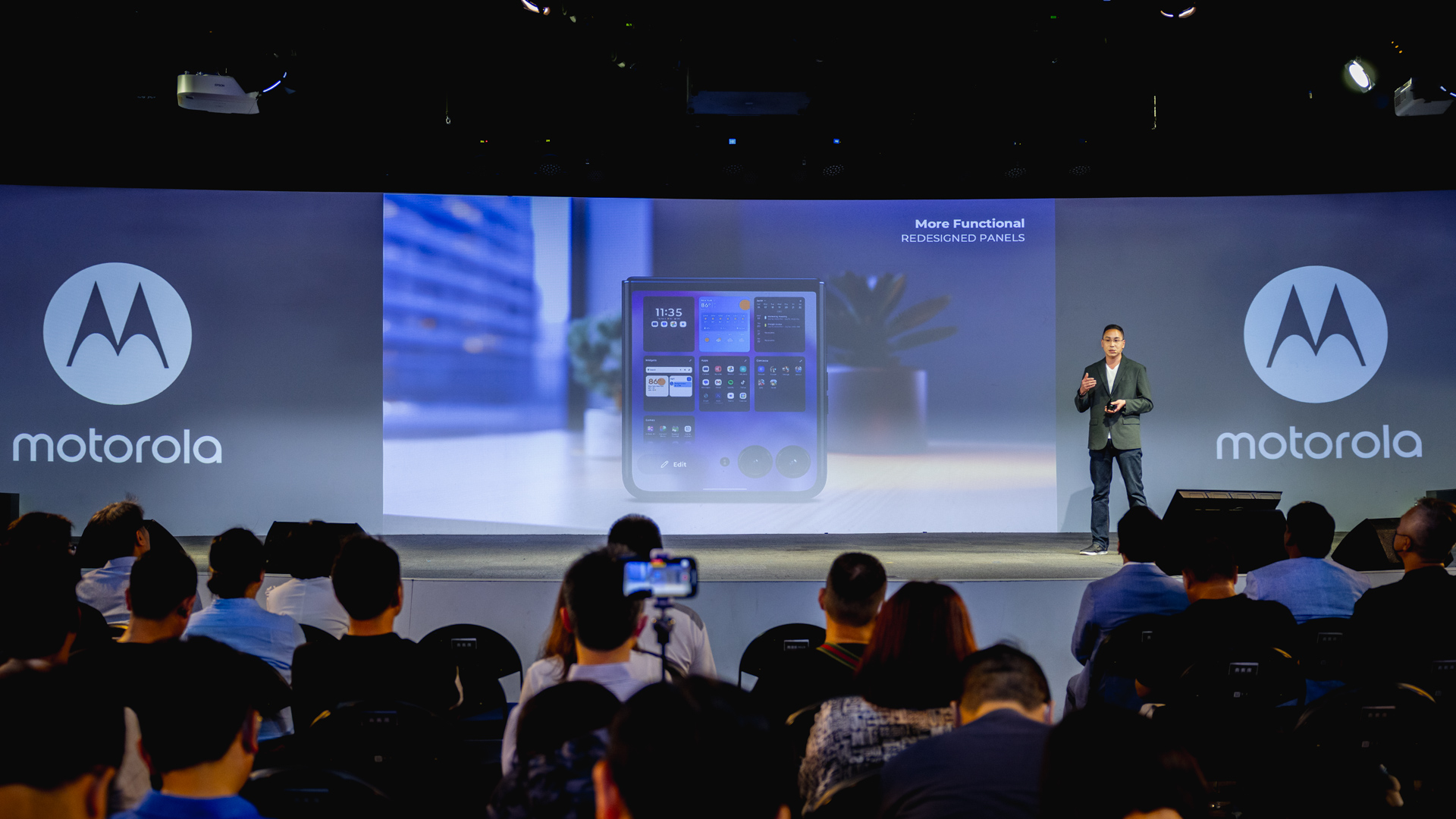 史上最大外螢幕小摺疊手機 motorola razr 50 / 50 ULTRA 登場 2C6A8915