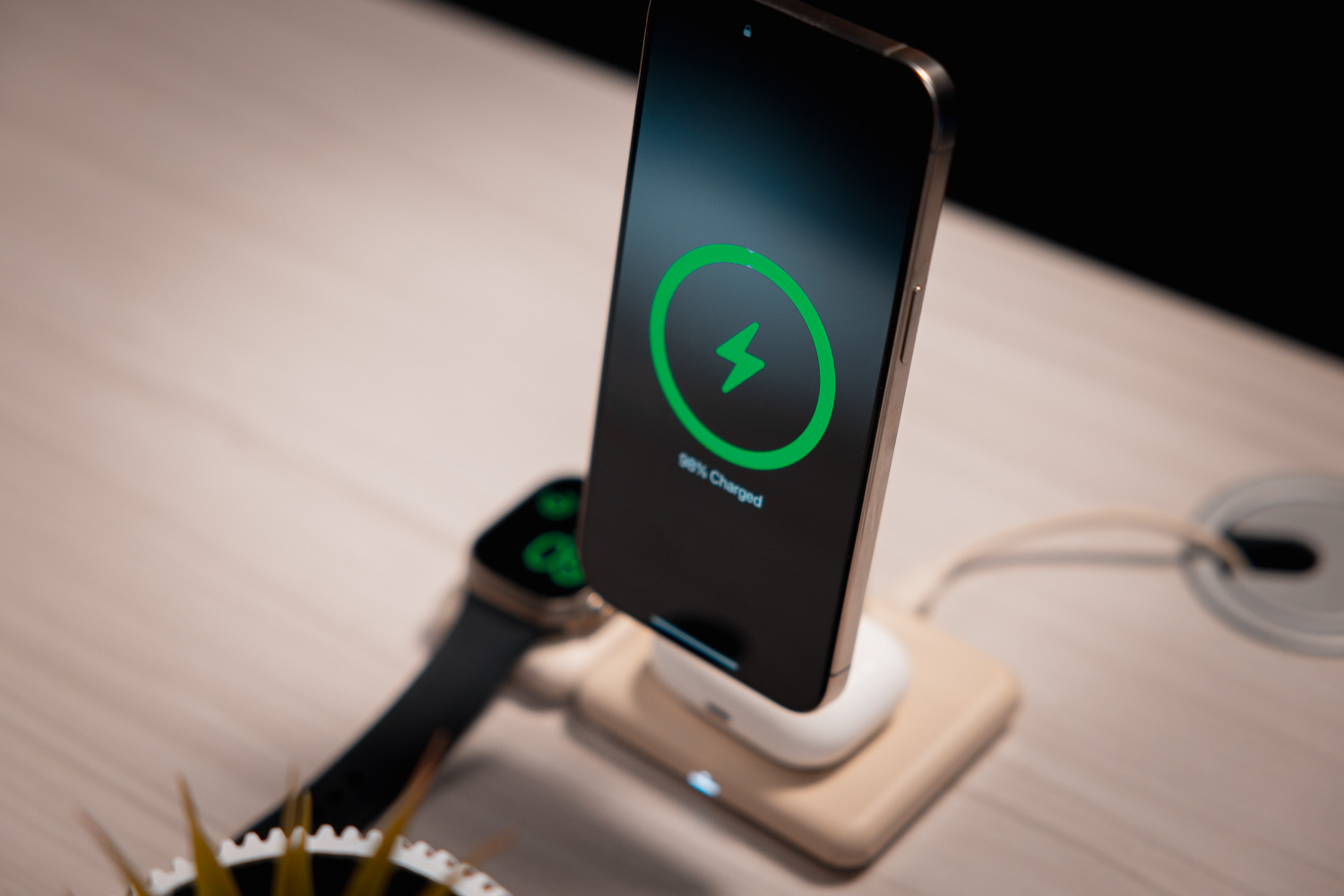 【iPhone 必看】Qi2 快充：Allite 磁吸無線座充、車用 MagSafe 2C6A9059