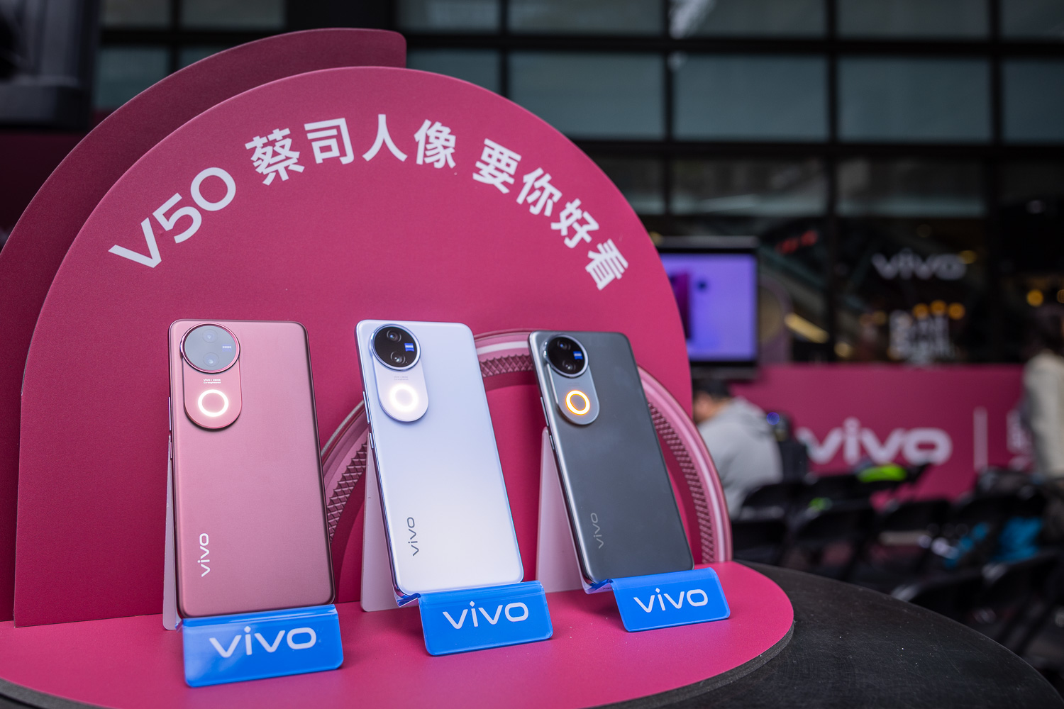 2C6A9758 vivo V50 新機上市:6000mAh 大電量、性能兼具的中階人像手機 2C6A9758