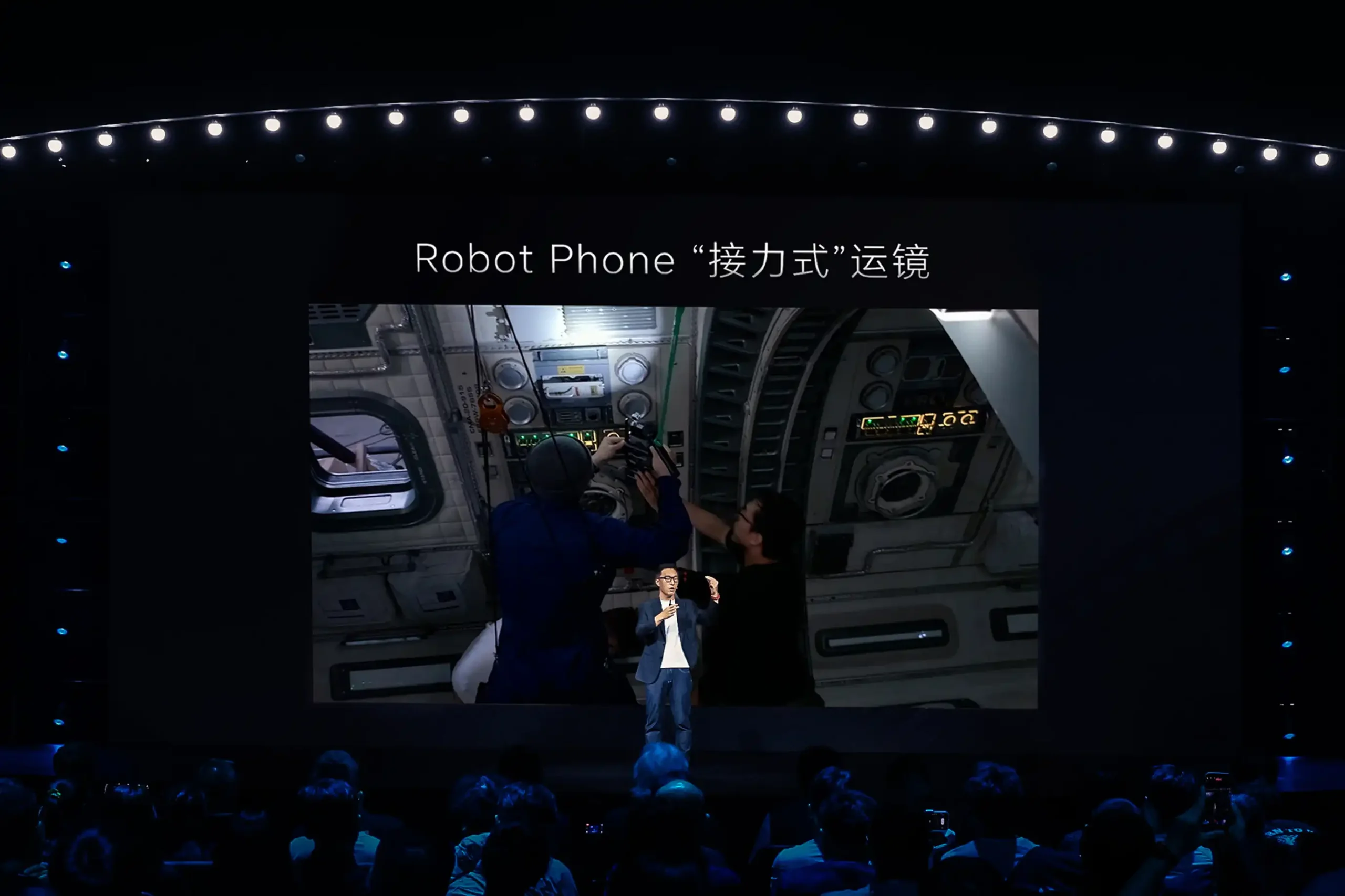 手機也能拍電影？HONOR Robot Phone 攜手 ARRI 導入電影級影像技術 4.Robot Phone輕巧的體積讓鏡頭調度更具彈性，讓創作者的靈感與創意發揮得淋漓盡致。 scaled