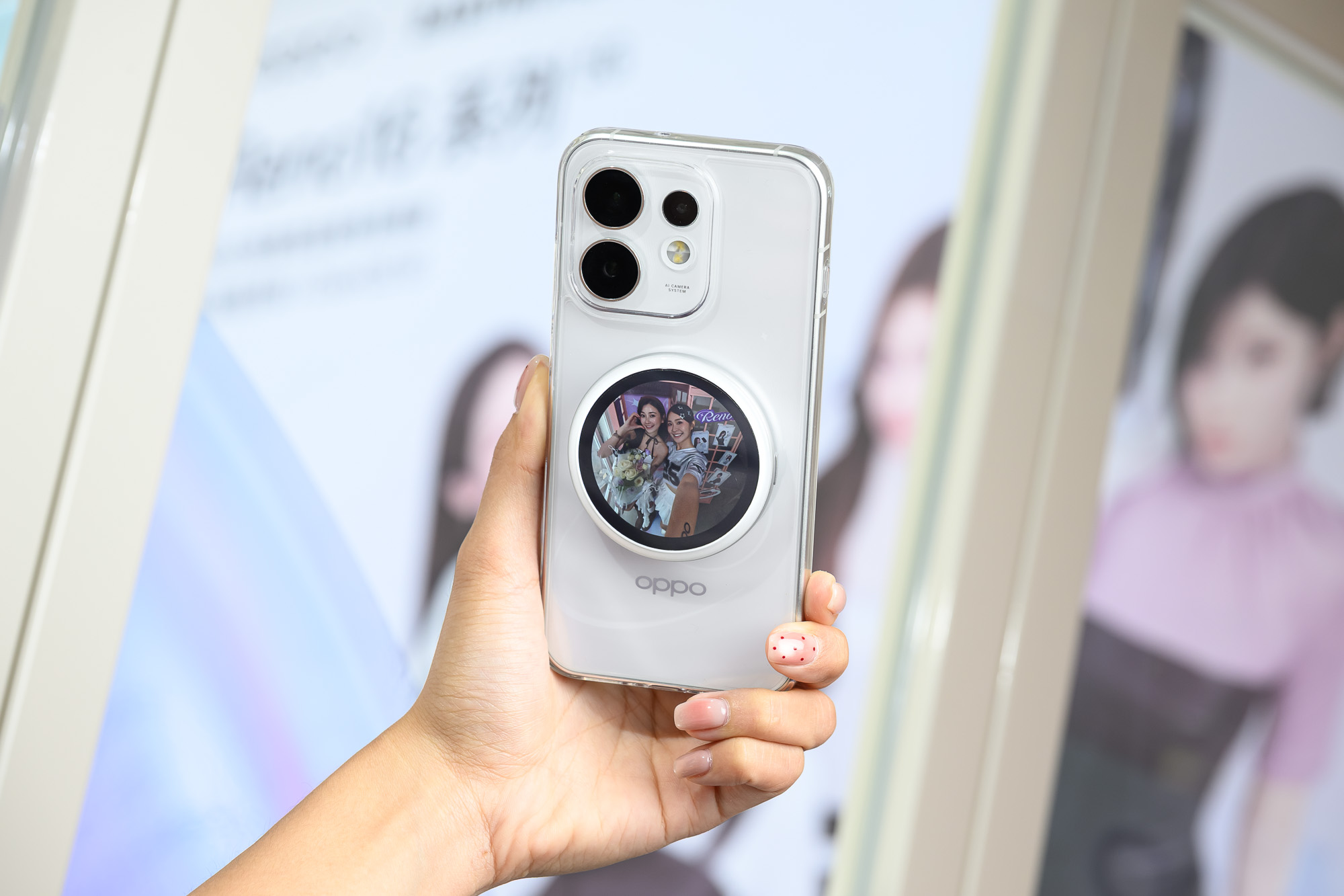 OPPO Reno16 系列在台上市：主打 AI 影像、BABYMONSTER 聯名，售價 NT$18,990 起 6. 首度引進的電子泡泡鏡，可透過遠端控制解鎖更流暢優雅的自拍體驗