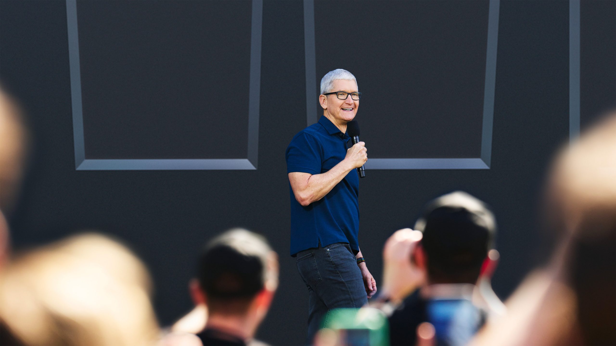 庫克認了蘋果的生成式 AI 將在今年到來 Apple WWDC22 Tim Cook Apple Park hero 220606 scaled