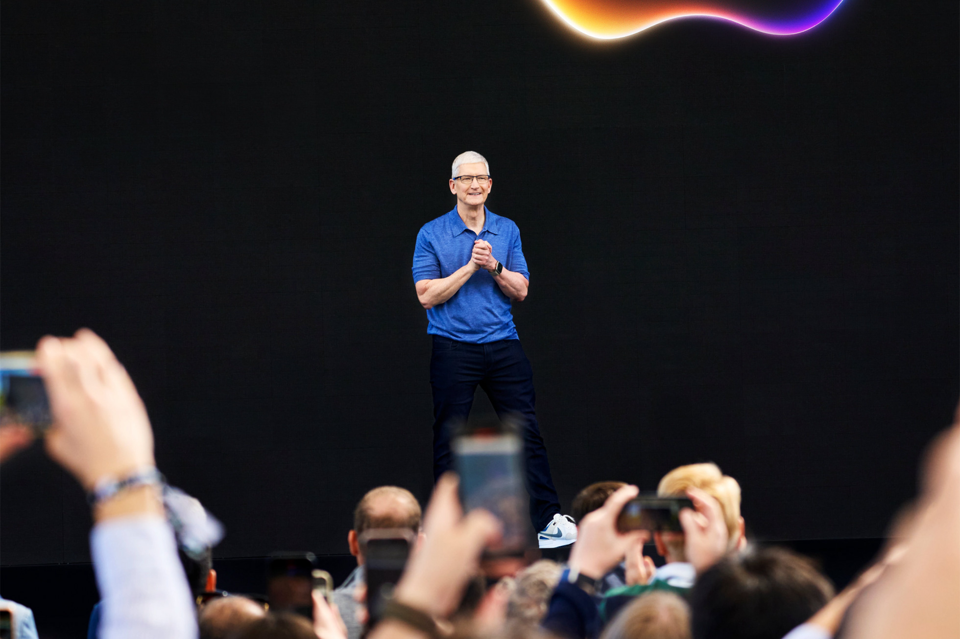 Apple WWDC24 event photos Tim Cook 240610 蘋果 2025 可能發布的新品以及 iPhone 市佔率下降的挑戰 Apple WWDC24 event photos Tim Cook 240610