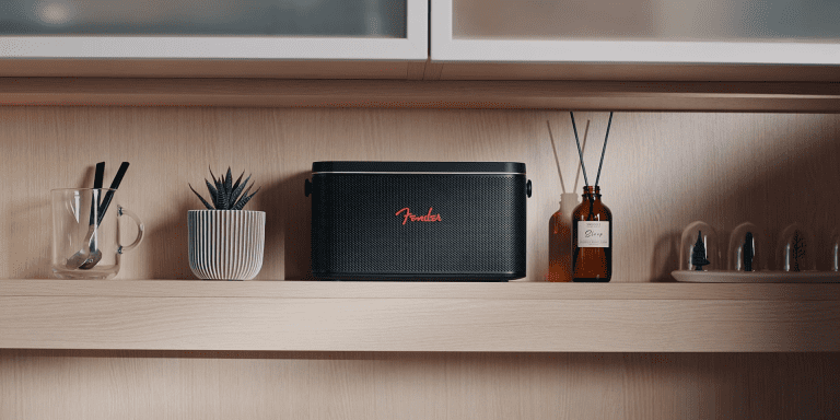Fender RIFF on bookshelf side front 【評測】Fender RIFF 藍牙喇叭:以電吉他為靈感打造的藍牙喇叭 Fender RIFF on bookshelf side front