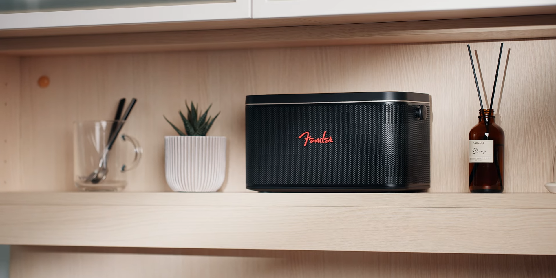 【評測】Fender RIFF 藍牙喇叭：以電吉他為靈感打造的藍牙喇叭 Fender RIFF on bookshelf side