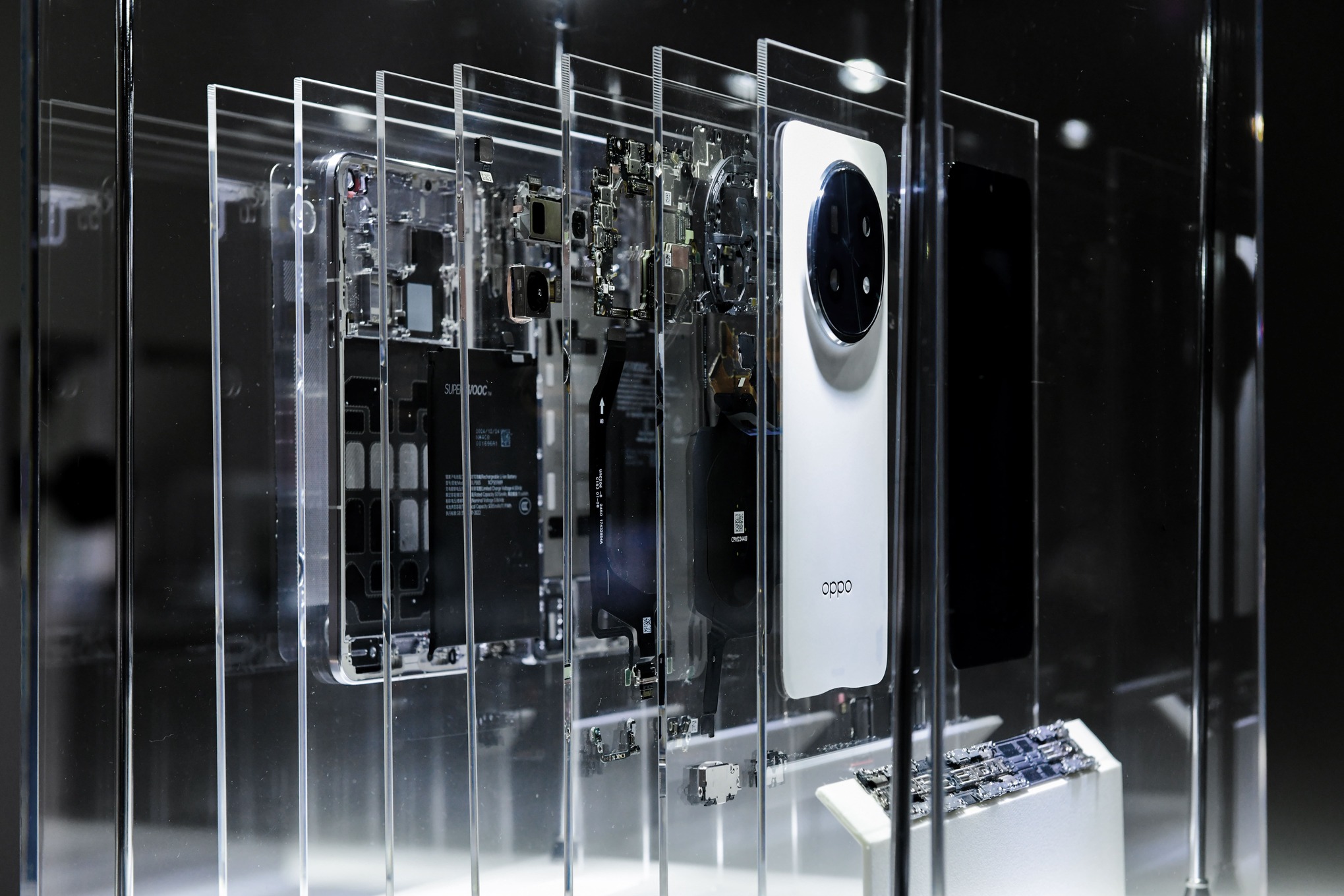 OPPO Find N5：摺疊機的劃時代之作，五大突破一次看 Find N5集高效能、大電量、耐用防護、旗艦影像於一身，仍維持輕薄機身