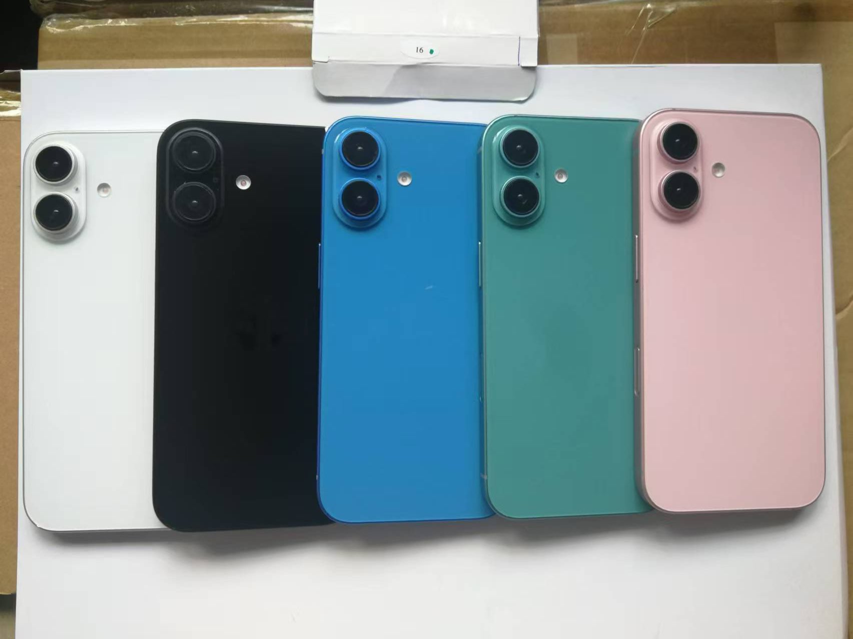 iPhone 16 系列模型機曝光：迎來史上最深的黑及新顏色玫瑰鈦？ GTyEpwRbkAACWKF