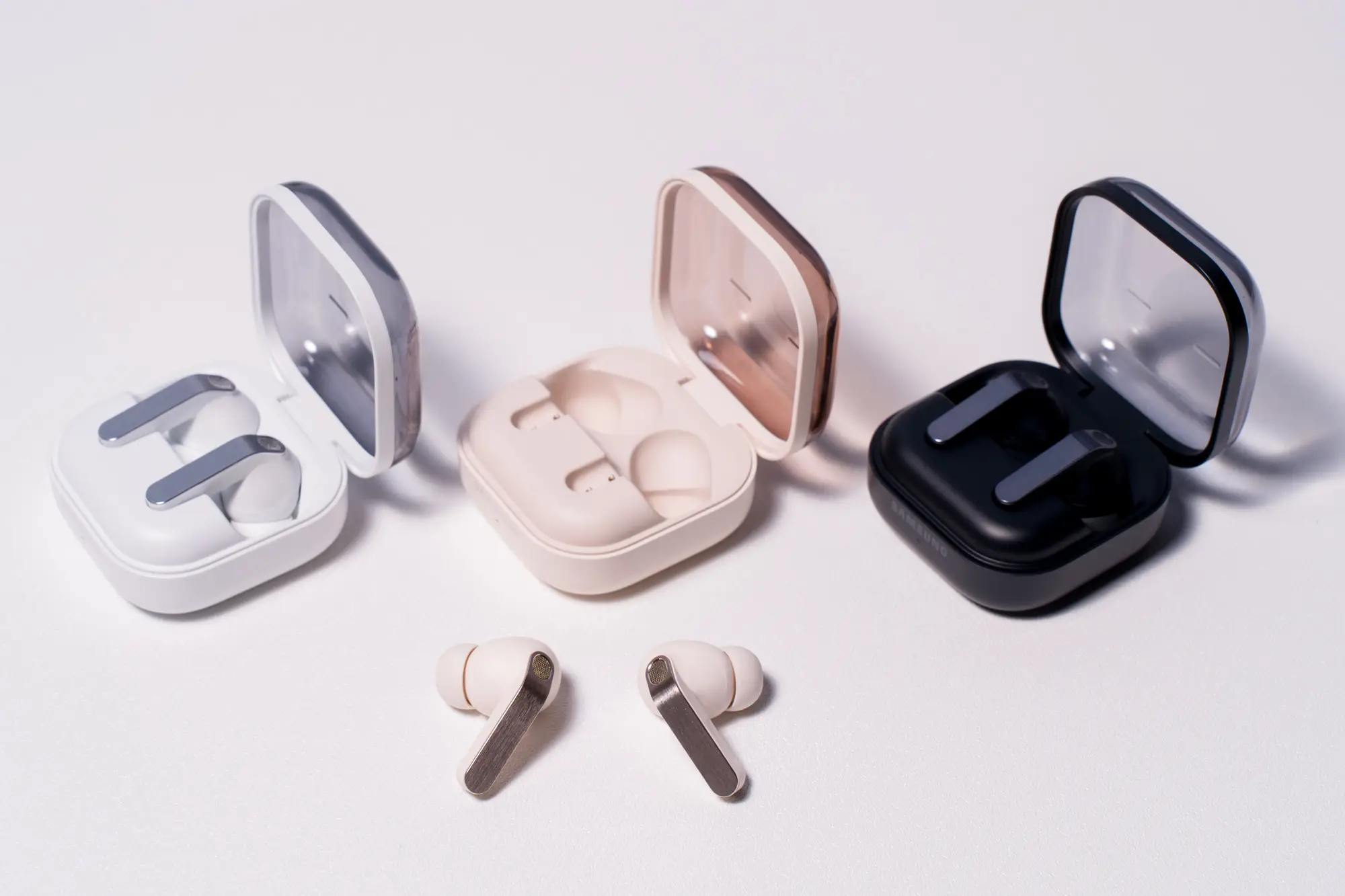 三星 Galaxy S26 系列售價公布！最高漲 5,000，3/18 全通路開賣 Galaxy Buds4 Pro推出極光白、 粉霧金（三星商城限定色）、 曜石黑