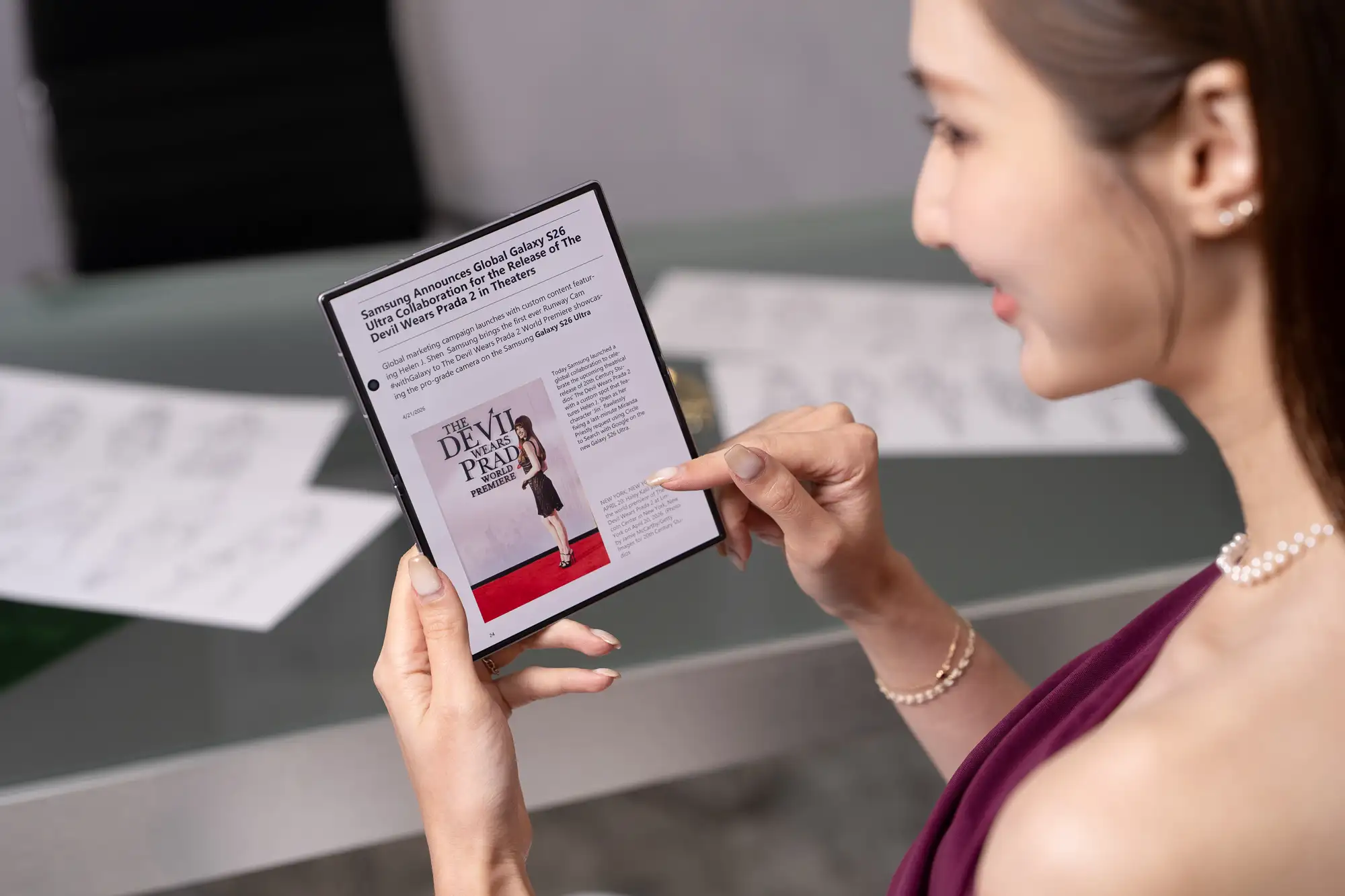 三星 Galaxy Z Fold8 Ultra、Fold8、Flip8 發表：三款摺疊新機有哪些升級？ Galaxy Fold8 化身口袋電子書，盡情瀏覽時尚雜誌、漫畫小說與各式刊物，享受最沉浸的觀看體驗