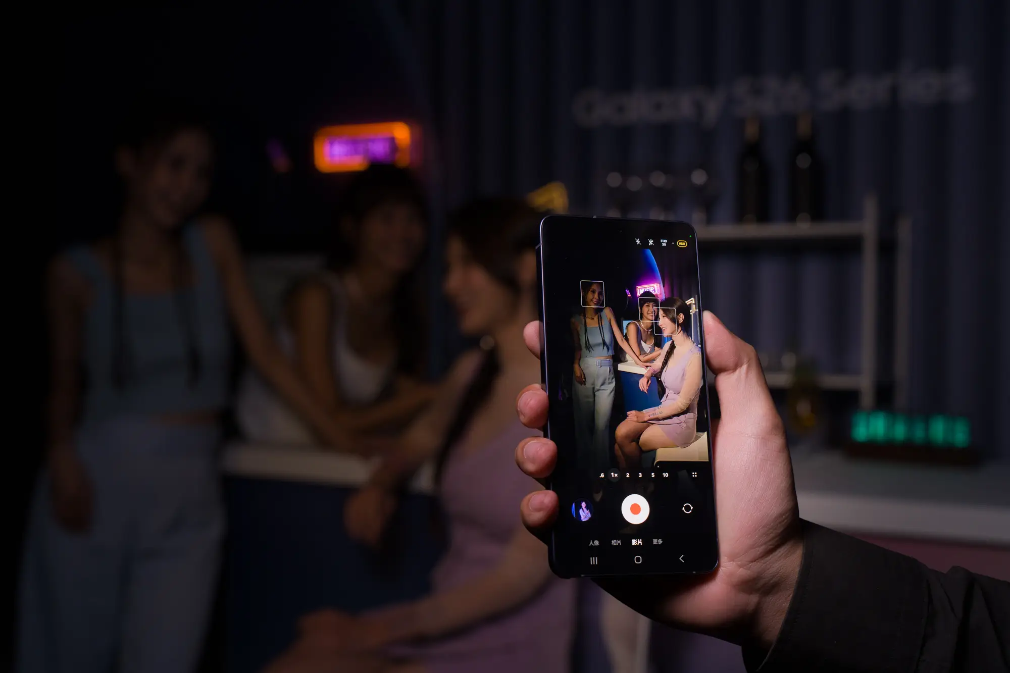 三星 Galaxy S26 系列售價公布！最高漲 5,000，3/18 全通路開賣 Galaxy S26 Ultra「超明亮夜幕攝影再進化」無懼暗黑場景