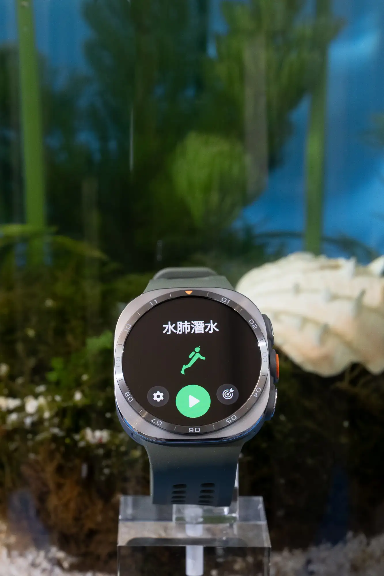 三星 Galaxy Watch Ultra2、Watch9 發表：潛水、續航與健康功能有哪些升級？ Galaxy Watch Ultra2 具備 IP69K、10 ATM 防水等級，並通過 EN13319 潛水設備專業認證，具備水肺潛水等級的耐用性