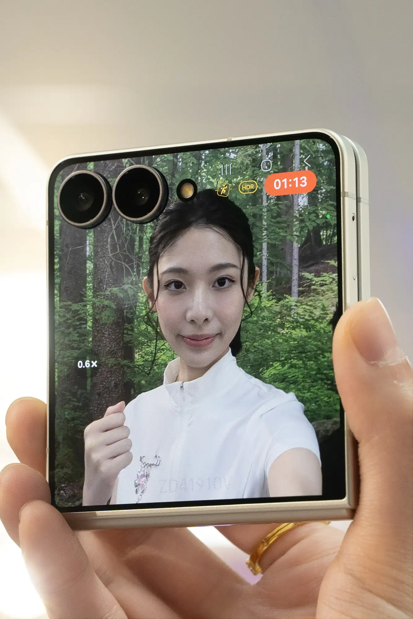三星 Galaxy Z Fold8 Ultra、Fold8、Flip8 發表：三款摺疊新機有哪些升級？ Galaxy Z Flip8透過超穩定動態攝影的水平鎖定功能，即使邊走邊自拍生活Vlog，也能維持平穩流暢的畫面