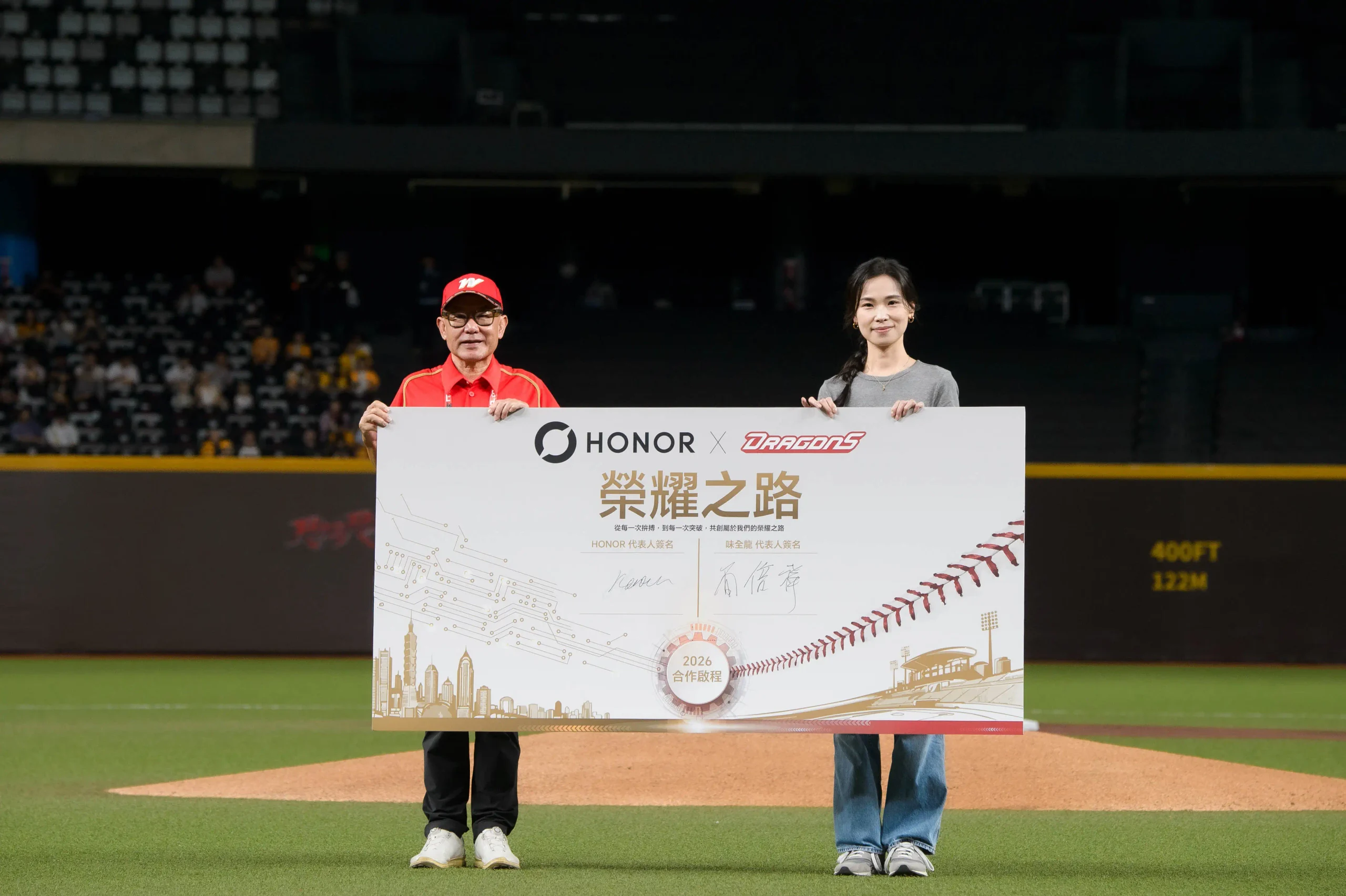 HONOR 攜手味全龍站上大巨蛋！600 Lite、600S 售價、規格、開賣時間一次看 HONOR於今20日晚登上台北大巨蛋，成為首個進駐大巨蛋並與中華職棒深度合作的手機品牌，與人氣球隊「味全龍」展開長期合作。 scaled