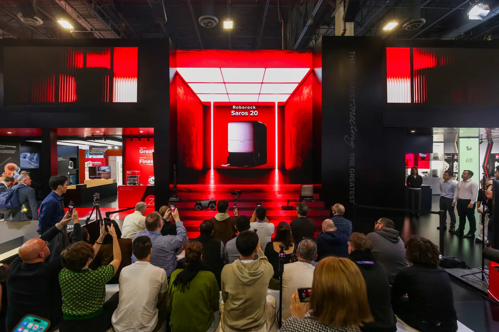 Roborock Saros 20 掃地機器人全球首賣在台灣！掃地機界的 SUV 跨越 4.5+4.3cm 雙層門檻 Roborock 於 CES 2026 驚豔亮相的旗艦掃拖機器人 Saros 20，正式宣布台灣為全球首賣市場