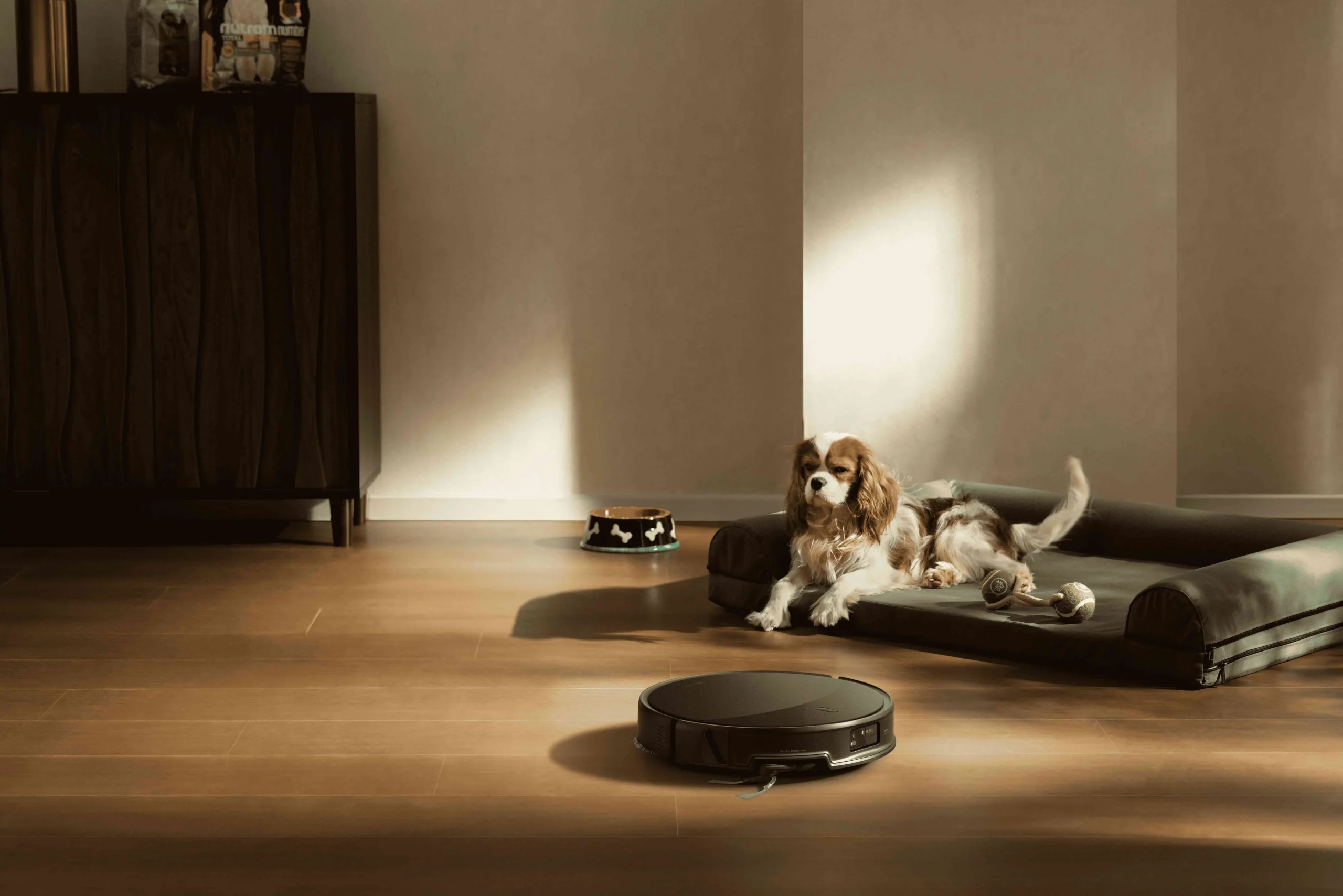 Roborock Saros 20 掃地機器人全球首賣在台灣！掃地機界的 SUV 跨越 4.5+4.3cm 雙層門檻 Saros 20 採用升級版 StarSight® 星陣導航避障系統 2.0，偵測到毛小孩、物品時也能精準避開，避免驚嚇寵物或損壞物品。 scaled