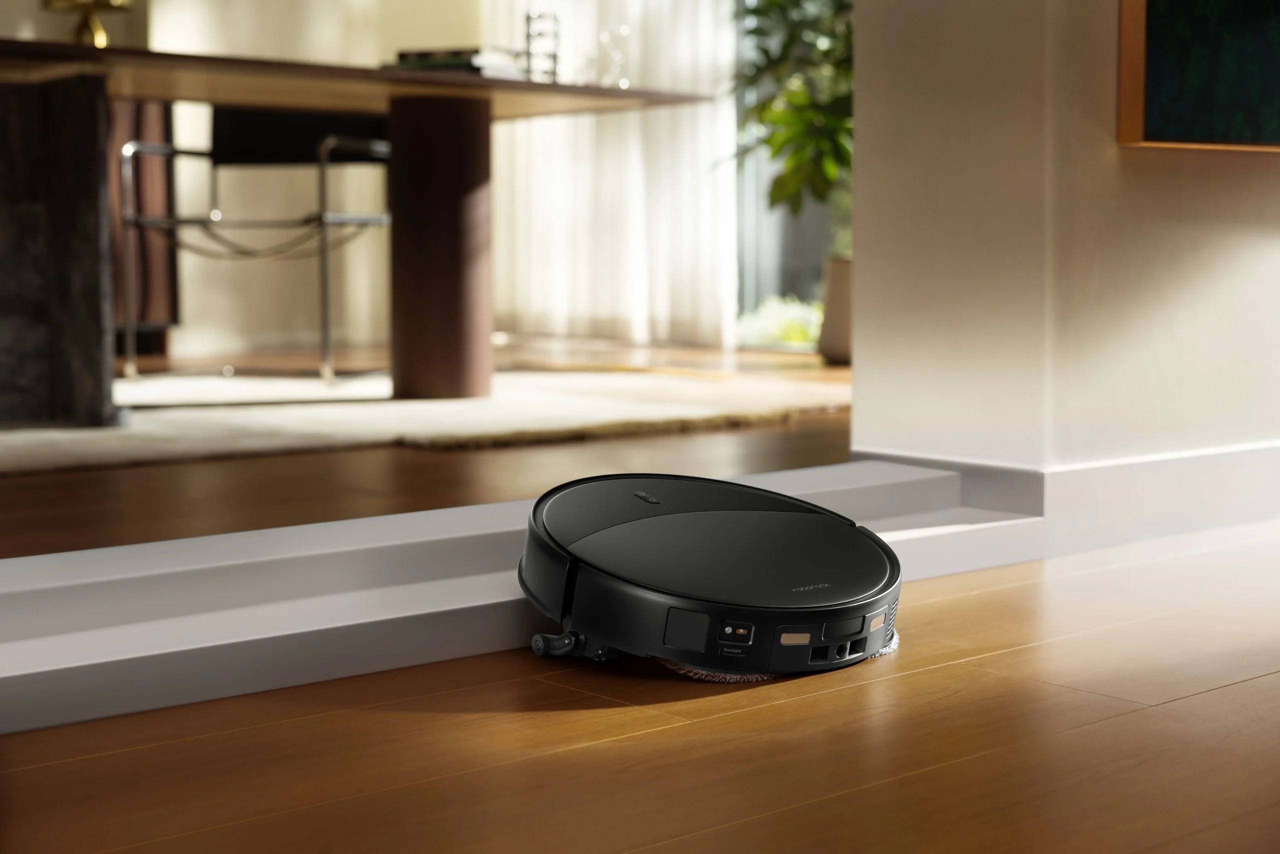 Roborock Saros 20 掃地機器人全球首賣在台灣！掃地機界的 SUV 跨越 4.5+4.3cm 雙層門檻 Saros 20 擁有如SUV般的「越野」性能，最高可跨越 8.8 公分的障礙物及門檻 scaled