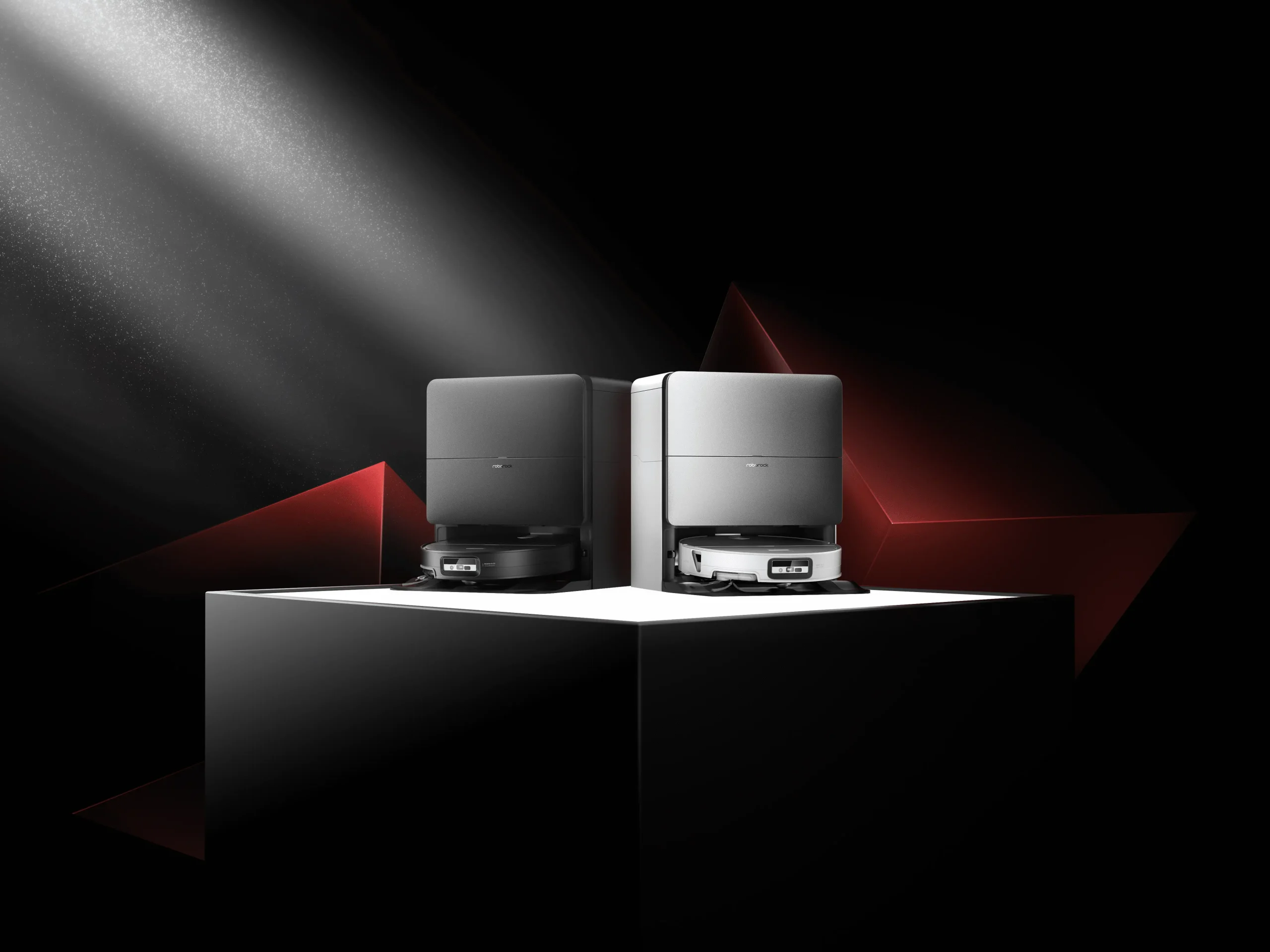 Roborock 石頭科技 CES 2026 發表全球首款雙輪足式掃地機器人 Saros 20 與 Saros 20 Sonic 掃地旗艦機搭載 35000 Pa HyperForce® 強勁吸力與全新 RockDock® 全能高溫自清潔基座，打造尊榮級清潔體驗。 scaled