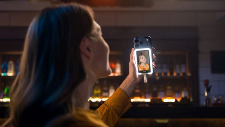 後鏡自拍神器！Insta360 推出 Snap 手機自拍螢幕，還有補光燈版本 insta360 snap launch feat img