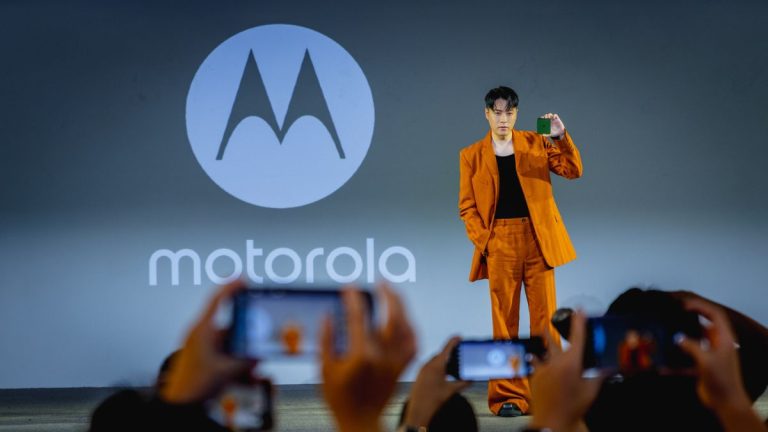 moto razr 50 series cover 史上最大外螢幕小摺疊手機 motorola razr 50 / 50 ULTRA 登場 moto razr 50 series cover