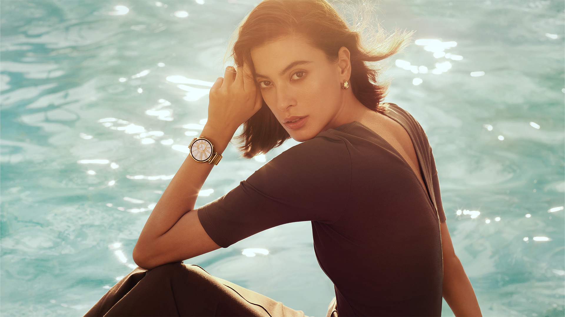 【HUAWEI 發稿照8】HUAWEI推出輝映龍年金光閃閃的HUAWEI WATCH GT 4 41mm流光金 使用情境圖 HUAWEI 推出 WATCH GT 4 新顏色及首款開放式 TWS 耳機 【HUAWEI 發稿照8】HUAWEI推出輝映龍年金光閃閃的HUAWEI WATCH GT 4 41mm流光金 使用情境圖