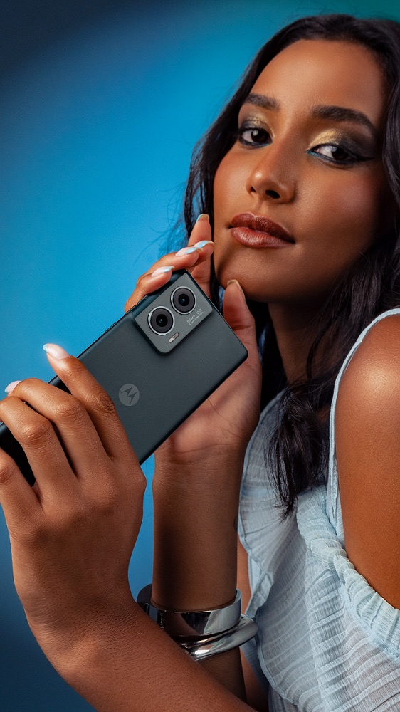 【Motorola新聞照片7】edge 50 系列新機充電性能極致大躍進 配備超大電池容量與迅猛快充 motorola edge 50 系列發表:純素皮革、IP68、50MP 主鏡頭 【Motorola新聞照片7】edge 50 系列新機充電性能極致大躍進 配備超大電池容量與迅猛快充