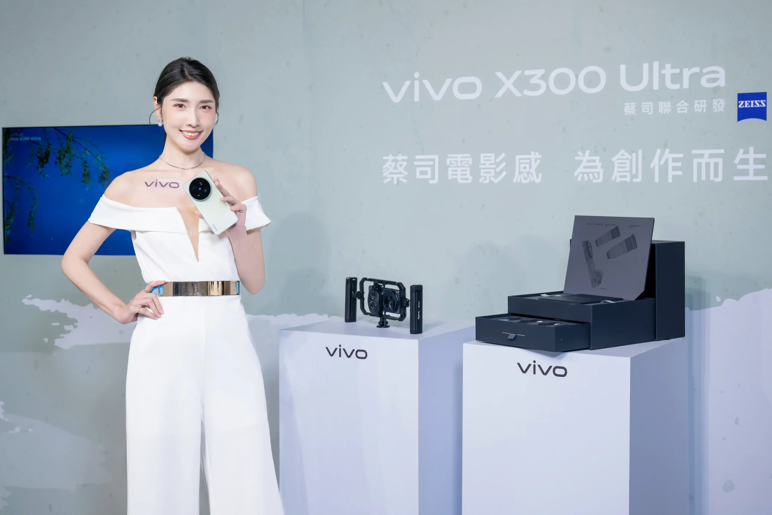 vivo X300 Ultra 正式登台！雙兩億蔡司鏡頭＋口袋攝影機規格，預購最高折 $5,000 【vivo新聞照片03】vivo X300 Ultra跳脫傳統器材對創作的限制，將專業相機融入機身設計，重新定義行動創作的可能。 scaled