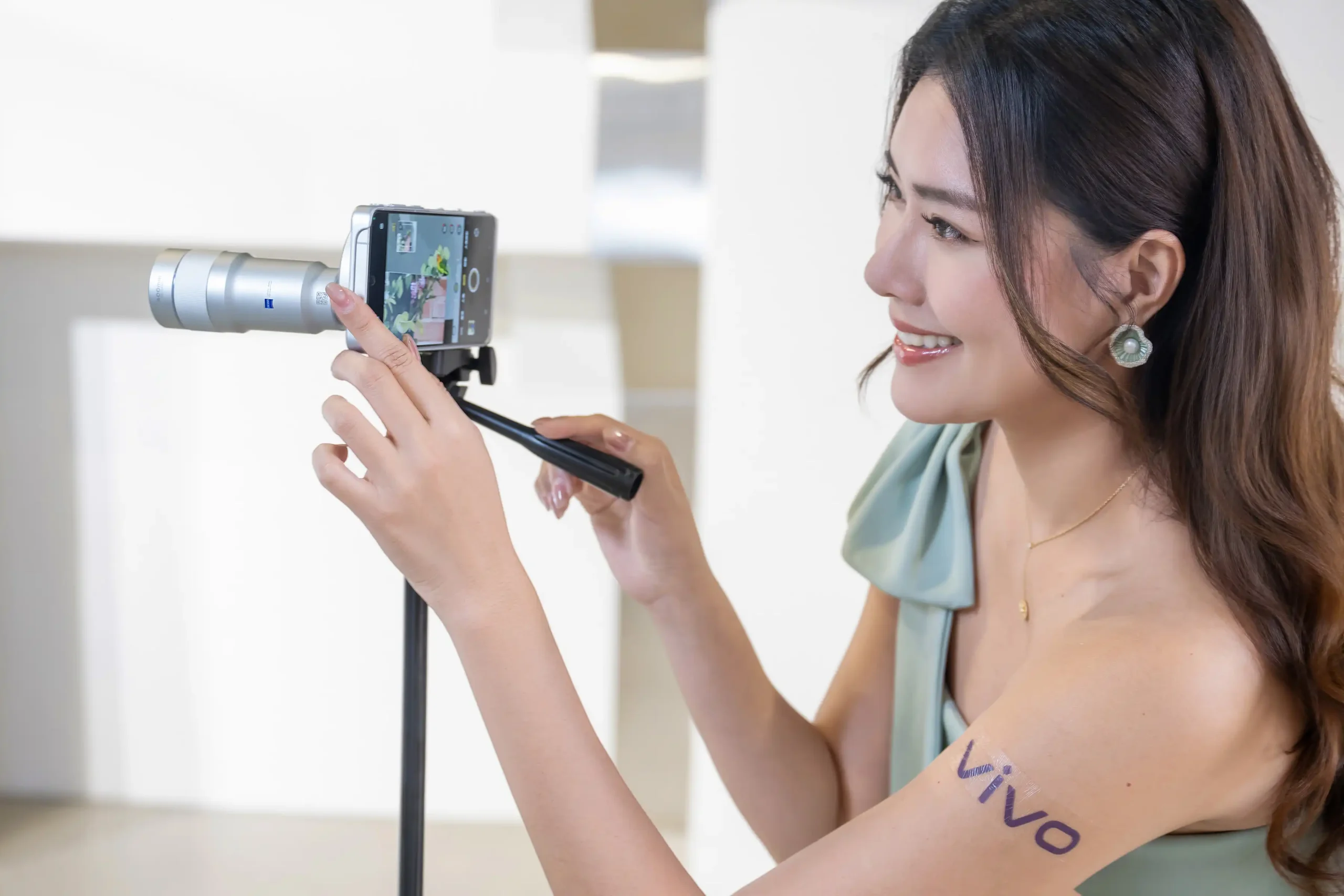 vivo X300 Ultra 正式登台！雙兩億蔡司鏡頭＋口袋攝影機規格，預購最高折 $5,000 【vivo新聞照片04】vivo X300 Ultra支援「蔡司增距鏡G2 Ultra」突破望遠極限，支援400mm至8100mm超長焦段，帶來焦距倍增的遠攝能力。 scaled