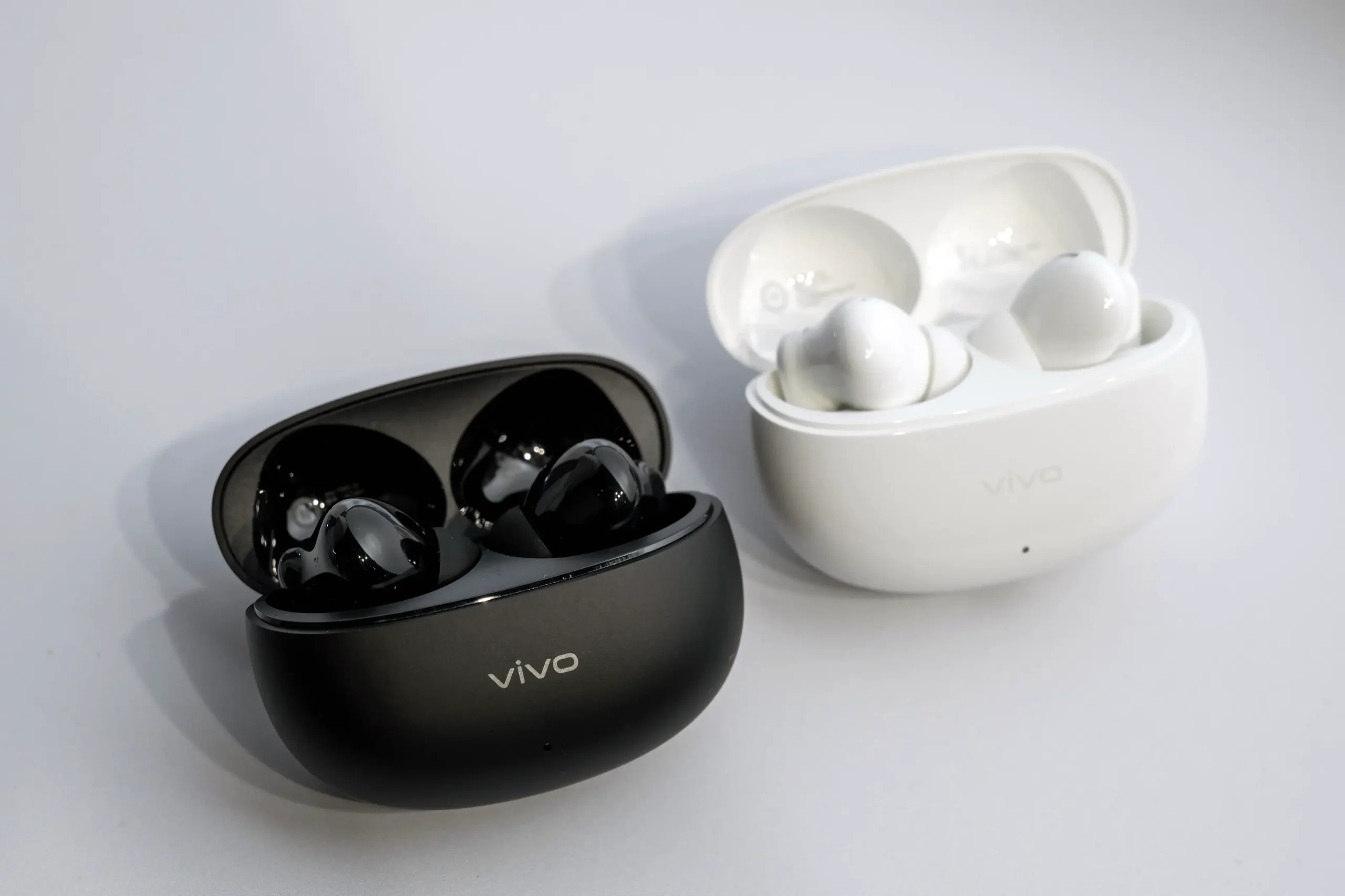 vivo X300 FE 在台開賣！主打蔡司長焦與增距鏡，同價位挑戰遠拍新標竿 【vivo新聞照片05】主打沉浸式聆聽體驗的vivo Buds Pro擁有曜石黑、雪石白兩色，售價2490元 scaled