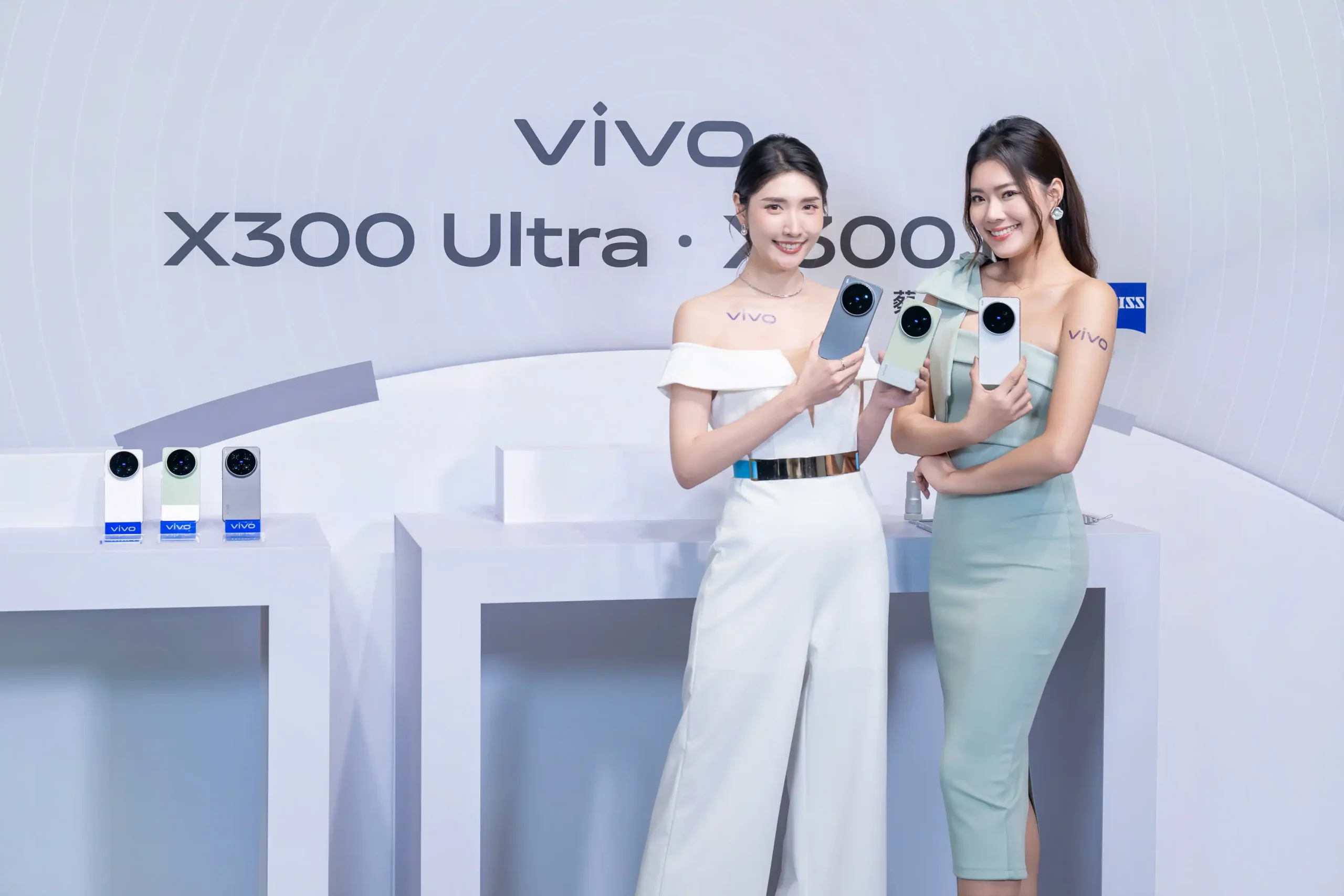 vivo X300 Ultra 正式登台！雙兩億蔡司鏡頭＋口袋攝影機規格，預購最高折 $5,000 【vivo新聞照片06】X300 Ultra推出曠野綠、雪峰白、火山黑三款配色。今16日vivo X300 Ultra正式開放預購。 scaled