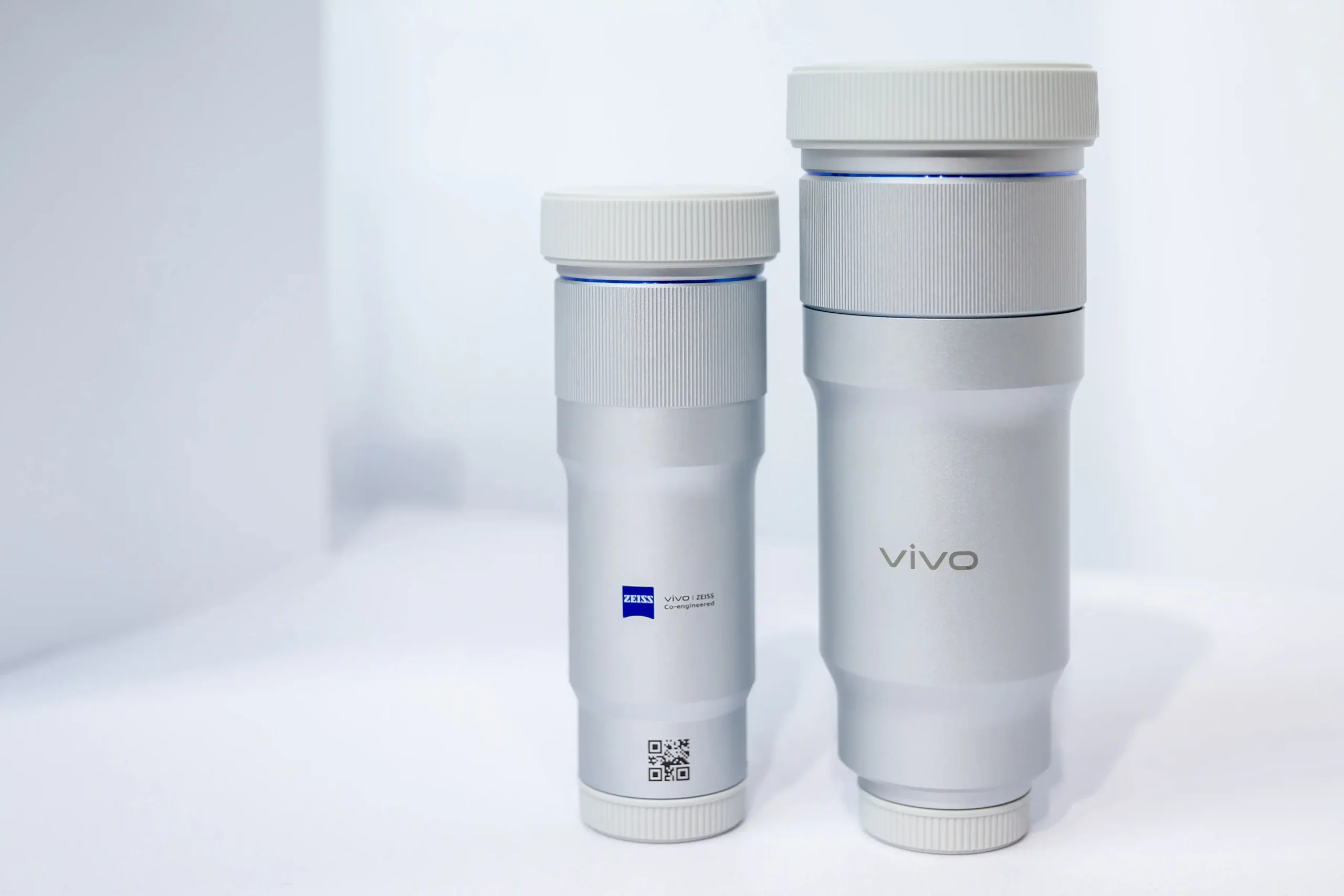 vivo X300 Ultra 正式登台！雙兩億蔡司鏡頭＋口袋攝影機規格，預購最高折 $5,000 【vivo新聞照片09】X300 Ultra首度搭載雙兩億畫素蔡司鏡頭，並搭配全新「vivo蔡司長焦增距鏡Gen 2 Ultra」與「vivo蔡司長焦增距鏡Gen 2」，構築完整的蔡司大師鏡頭群。 scaled