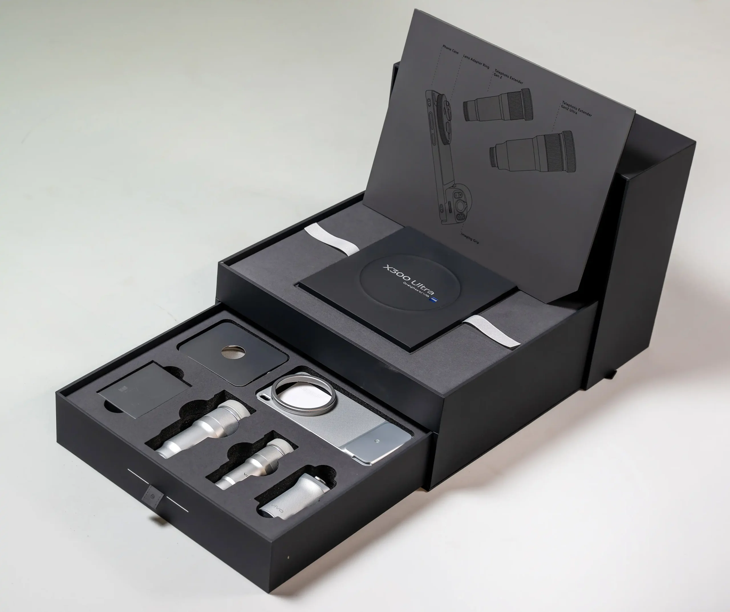 vivo X300 Ultra 正式登台！雙兩億蔡司鏡頭＋口袋攝影機規格，預購最高折 $5,000 【vivo新聞照片10】vivo X300 Ultra 攝影師套裝 scaled