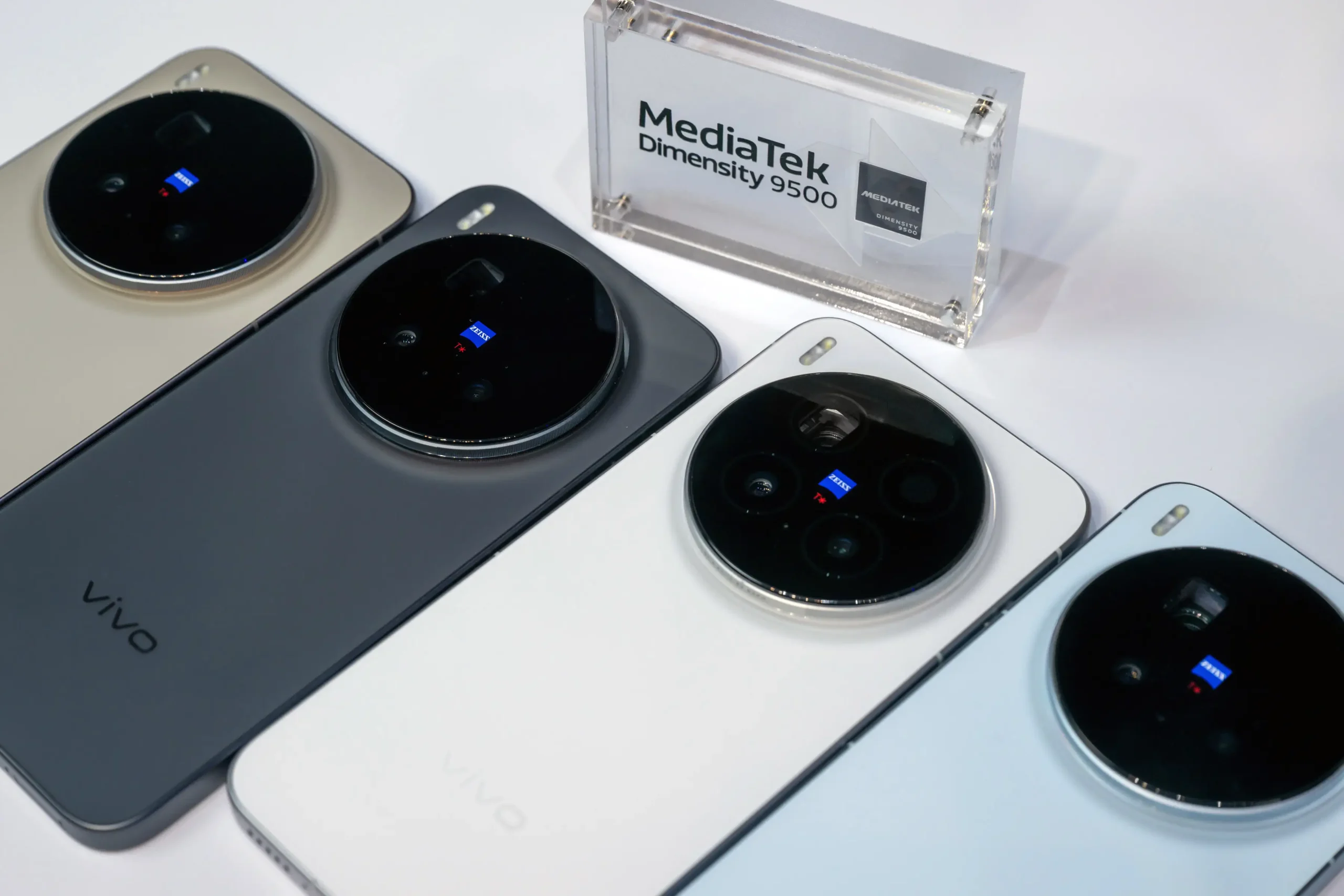 vivo X300 Pro / X300 台灣上市懶人包，最低入手只要千元 【vivo新聞照片12】X300 Pro推出16GB RAM512GB ROM，沙漠棕、雪峰白、晴空藍、星辰黑四色 scaled