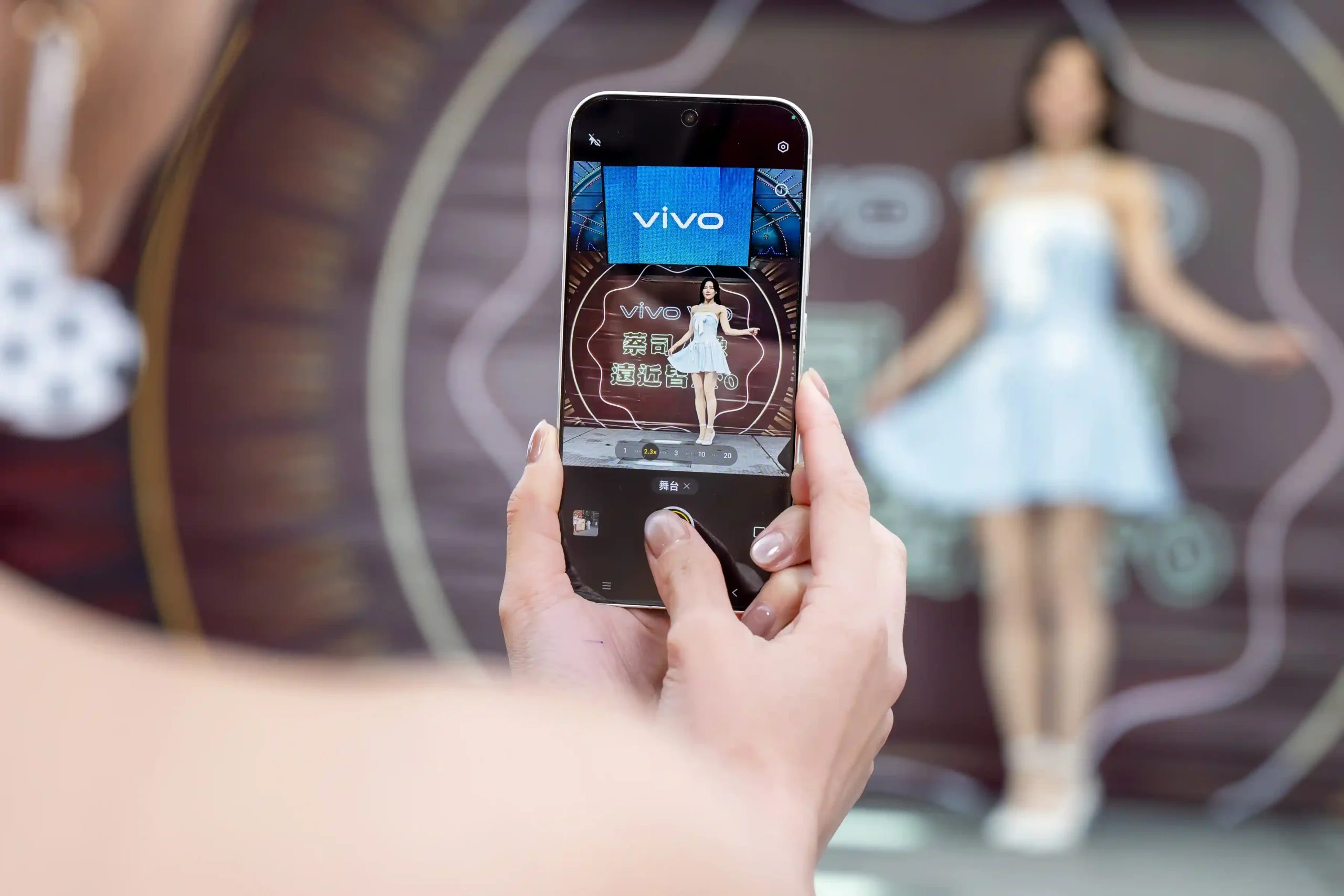 vivo 發表人像旗艦 V70｜V70 FE，再攜手泡泡瑪特推早鳥預購禮 【vivo新聞照片3】V70首度導入X系列旗艦級「舞台模式」，清晰捕捉偶像的動作與神情。 scaled