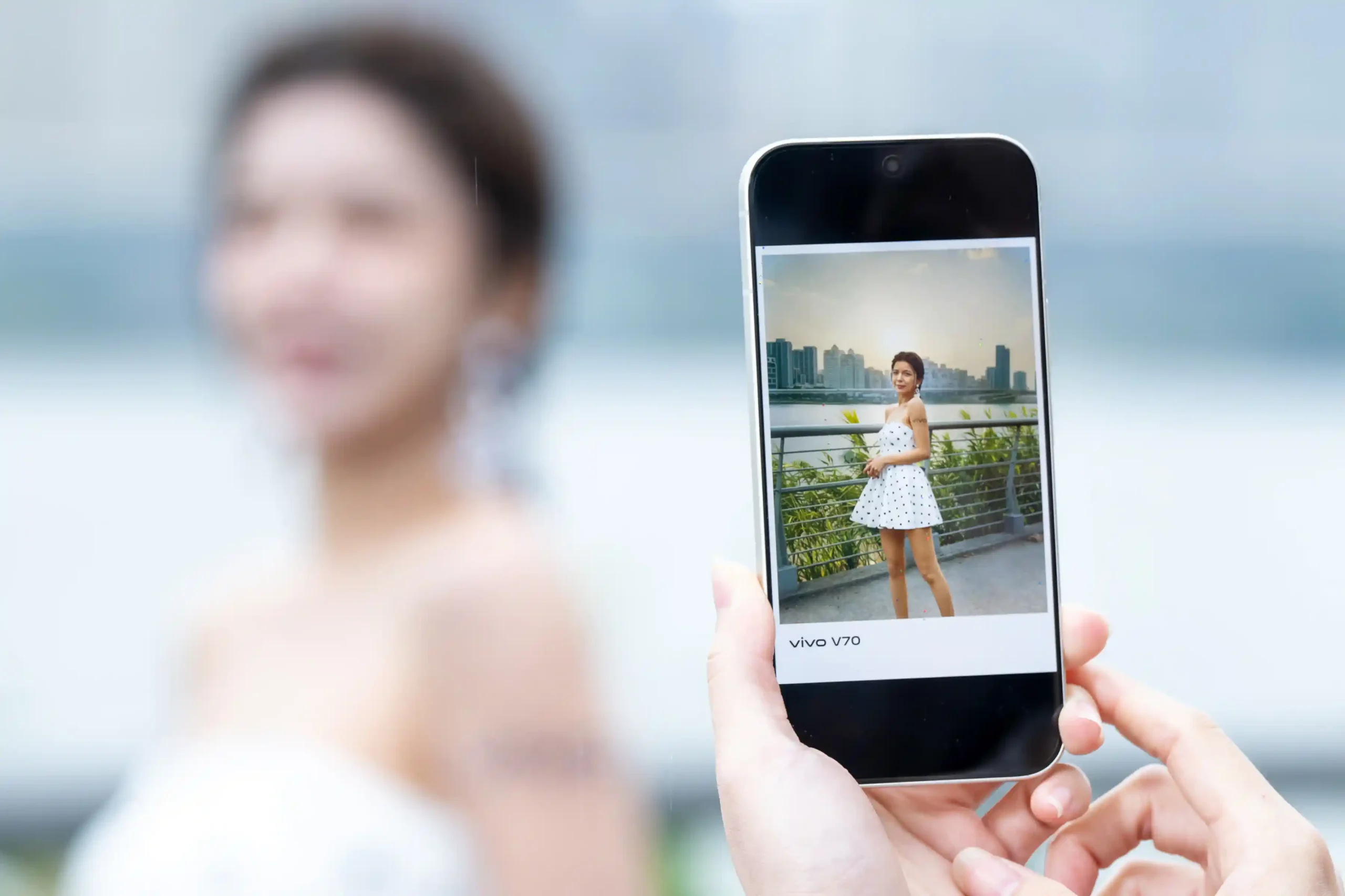 vivo 發表人像旗艦 V70｜V70 FE，再攜手泡泡瑪特推早鳥預購禮 【vivo新聞照片4】V70系列將AI科技深度融入創作靈魂，「AI魔法換天」一鍵轉換春夏秋冬的氛圍光感，輕鬆將天氣不佳的照片轉換為晴空或暮霞效果。 scaled