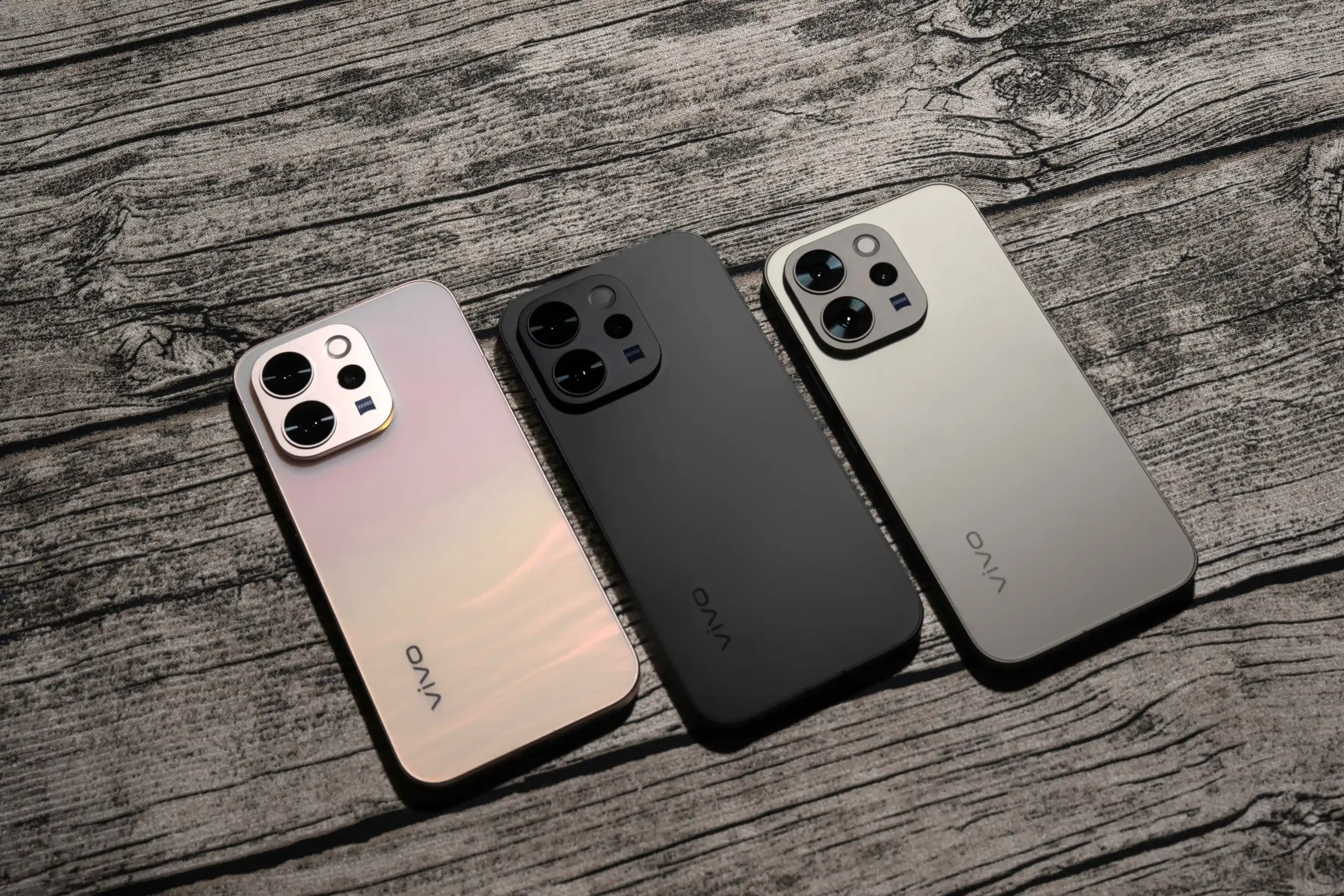 vivo 發表人像旗艦 V70｜V70 FE，再攜手泡泡瑪特推早鳥預購禮 【vivo新聞照片8】vivo V70推出「豔陽金」、「暮雲灰」、「星曜黑」三色。 scaled