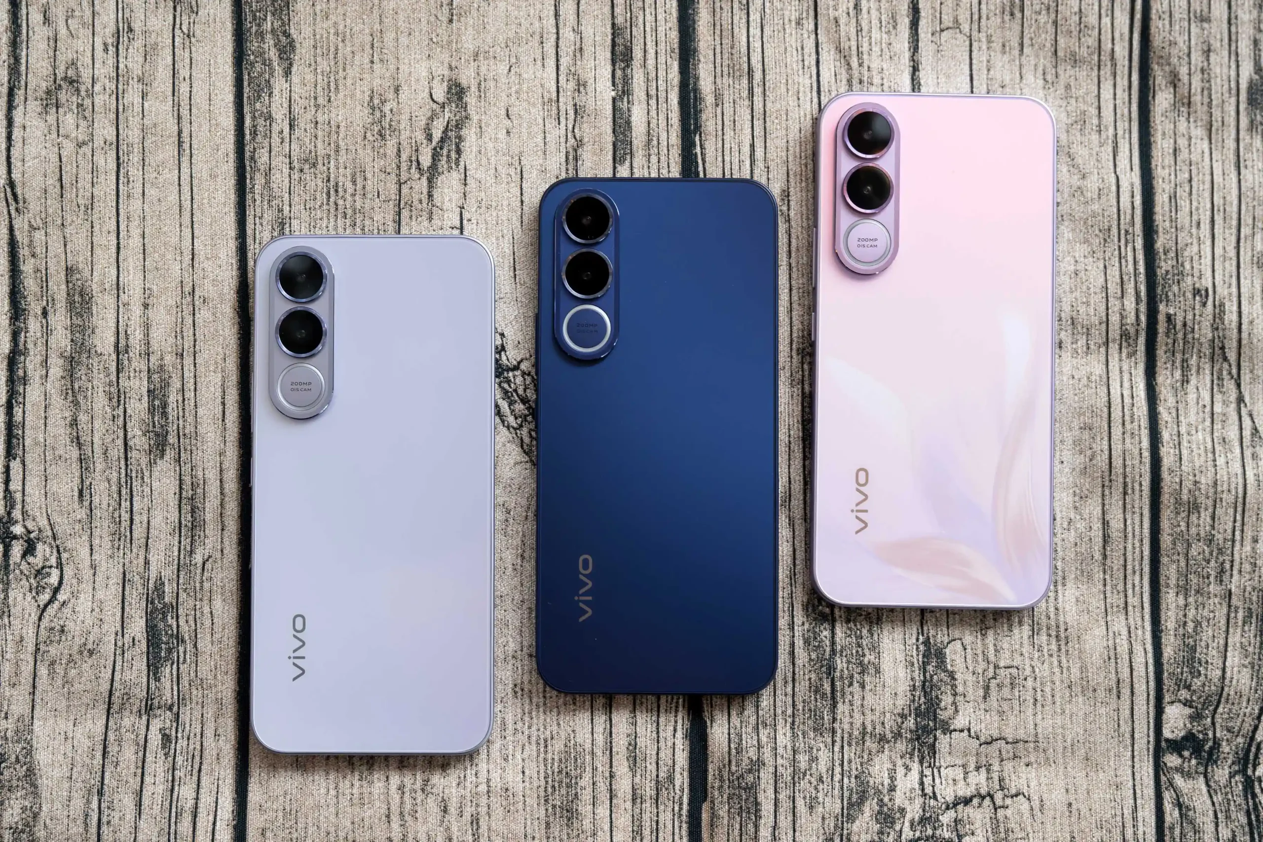 vivo 發表人像旗艦 V70｜V70 FE，再攜手泡泡瑪特推早鳥預購禮 【vivo新聞照片9】vivo V70 FE推出「花紫」、「霧銀」、「夜藍」三色。 scaled