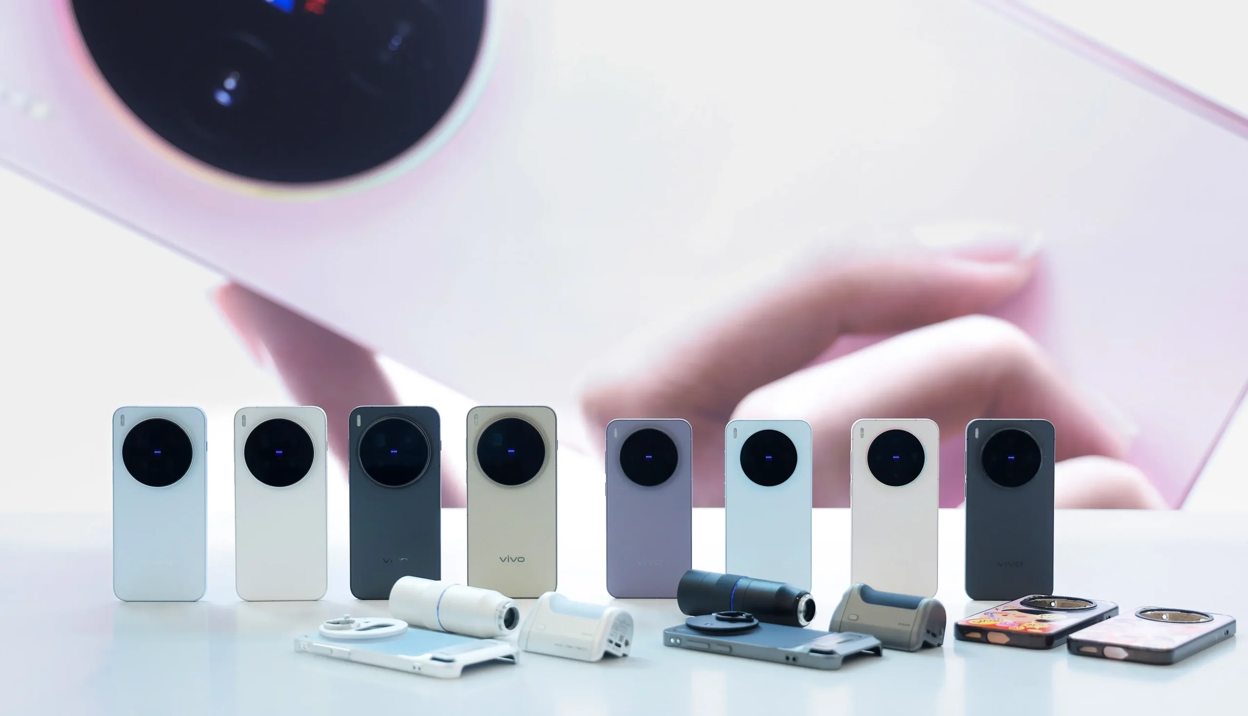 vivo X300 系列登場：全球首發天璣 9500、蔡司 2 億超級長焦，開啟行動影像新時代 【vivo新聞照片】X300 Pro提供曠野棕、自在藍、純粹黑、簡單白四款配色，X300 提供幸運彩、自在藍、惬意紫、純粹黑四款配色。 scaled