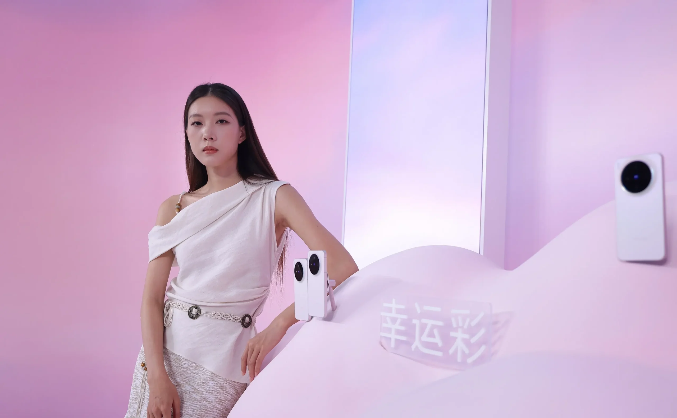 vivo X300 系列登場：全球首發天璣 9500、蔡司 2 億超級長焦，開啟行動影像新時代 【vivo新聞照片】vivo X300延續Pro級影像實力，將高階拍攝體驗帶給偏好小尺寸機身的用戶。 scaled