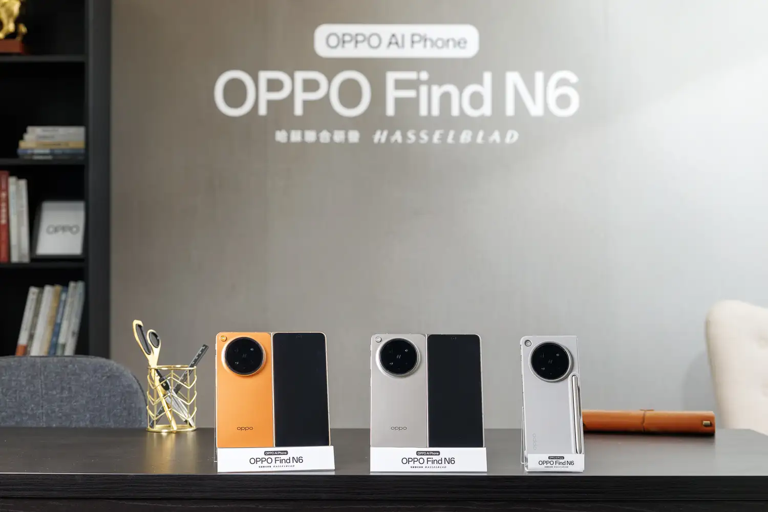 OPPO Find N6 台灣上市！2 億畫素哈蘇鏡頭＋無感摺痕，預購最高回饋近 5.5 萬 【圖2】OPPO Find N6 擁有「旭日暖橘」與「無界鈦」兩款精品配色，提供16GB RAM512GB ROM一種容量，售價NT68990元，同步販售OPPO AI Pen靈感筆套裝