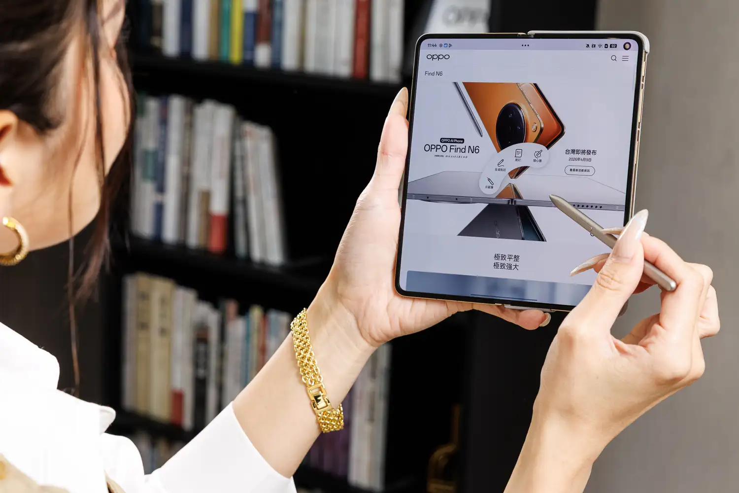 OPPO Find N6 台灣上市！2 億畫素哈蘇鏡頭＋無感摺痕，預購最高回饋近 5.5 萬 【圖3】OPPO Find N6以流暢軟體應用，搭配OPPO AI Pen靈感筆，透過輕按筆身的快捷鍵，即可喚出快捷面板，全面釋放創意與高效生產力