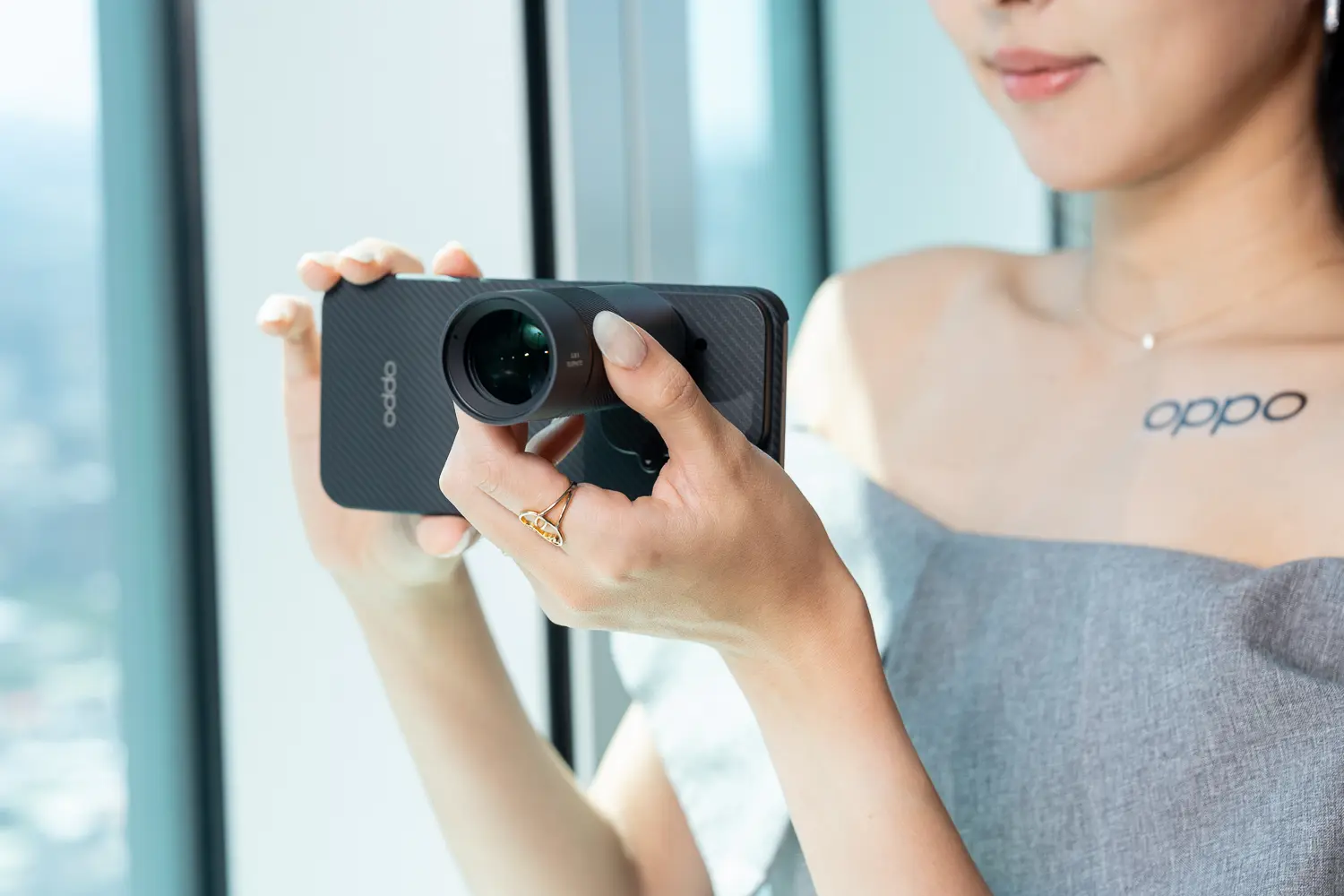 OPPO Find X9 系列重磅登場：2 億畫素哈蘇長焦與 7500mAh 超大電量 【圖片07】加裝OPPO哈蘇增距鏡使用情境照