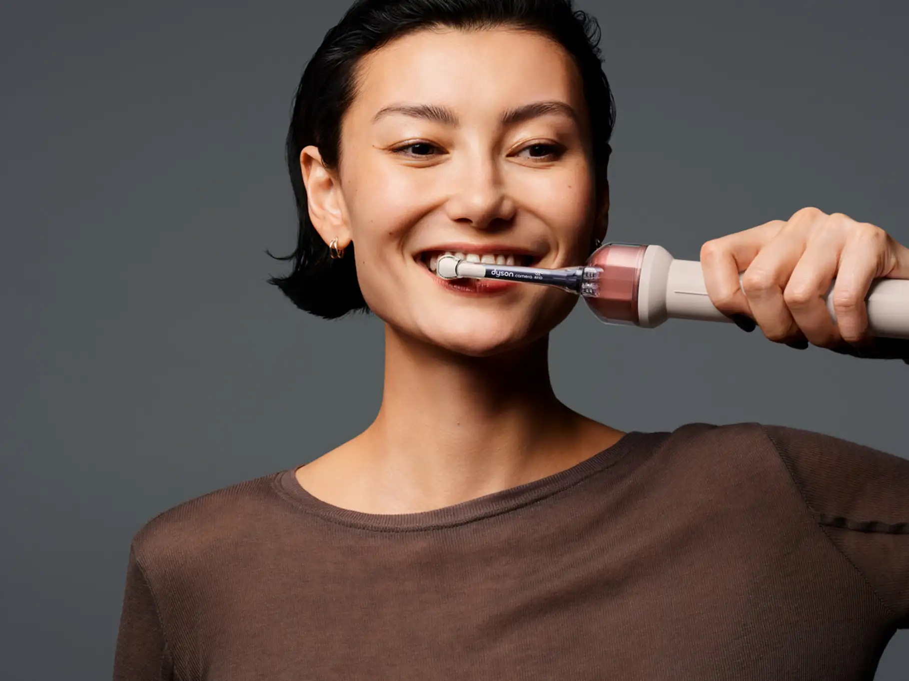 Dyson CameraJet™ 電動牙刷全球發表！首創鏡頭辨識齒縫，沖刷漱三合一登台 【新聞圖片11 2】Dyson CameraJet™ 微鏡噴射電動牙刷 9 月 1 日正式在台上市，推出「粉霧玫瑰」與「極光曜藍」兩款配色。
