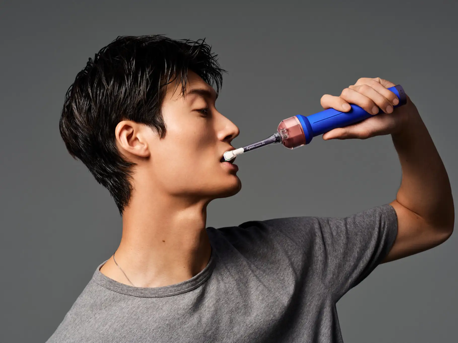 Dyson CameraJet™ 電動牙刷全球發表！首創鏡頭辨識齒縫，沖刷漱三合一登台 【新聞圖片11 3】Dyson CameraJet™ 微鏡噴射電動牙刷 9 月 1 日正式在台上市，推出「粉霧玫瑰」與「極光曜藍」兩款配色。