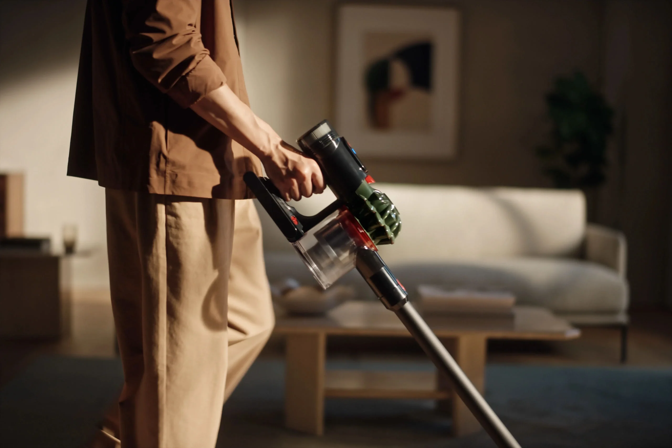 Dyson V8 Cyclone 無線吸塵器登場：入門級吸塵器新標竿 【新聞圖片3 1】Dyson V8 Cyclone無線吸塵器內附三款精選吸頭，靈活應對多種清潔情境，從硬質地面到家具細節皆能輕鬆完成。 scaled