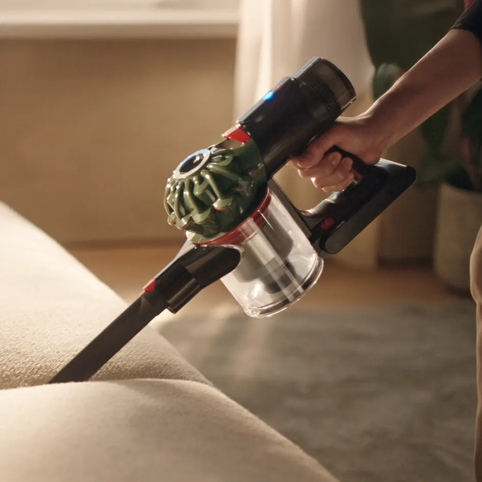Dyson V8 Cyclone 無線吸塵器登場：入門級吸塵器新標竿 【新聞圖片3 2】Dyson V8 Cyclone無線吸塵器內附三款精選吸頭，靈活應對多種清潔情境，從硬質地面到家具細節皆能輕鬆完成。