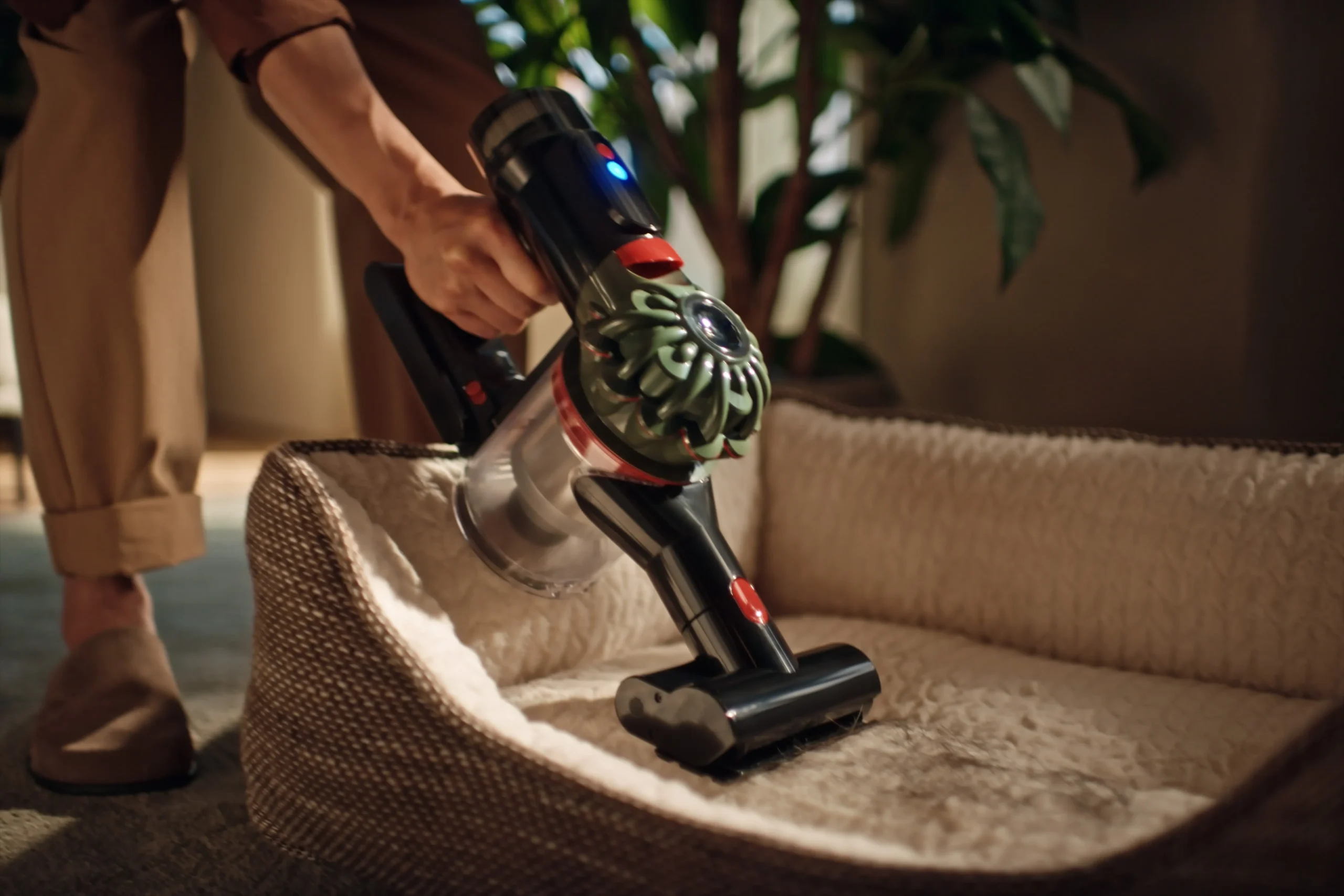 Dyson V8 Cyclone 無線吸塵器登場：入門級吸塵器新標竿 【新聞圖片3 3】Dyson V8 Cyclone無線吸塵器內附三款精選吸頭，靈活應對多種清潔情境，從硬質地面到家具細節皆能輕鬆完成。 scaled
