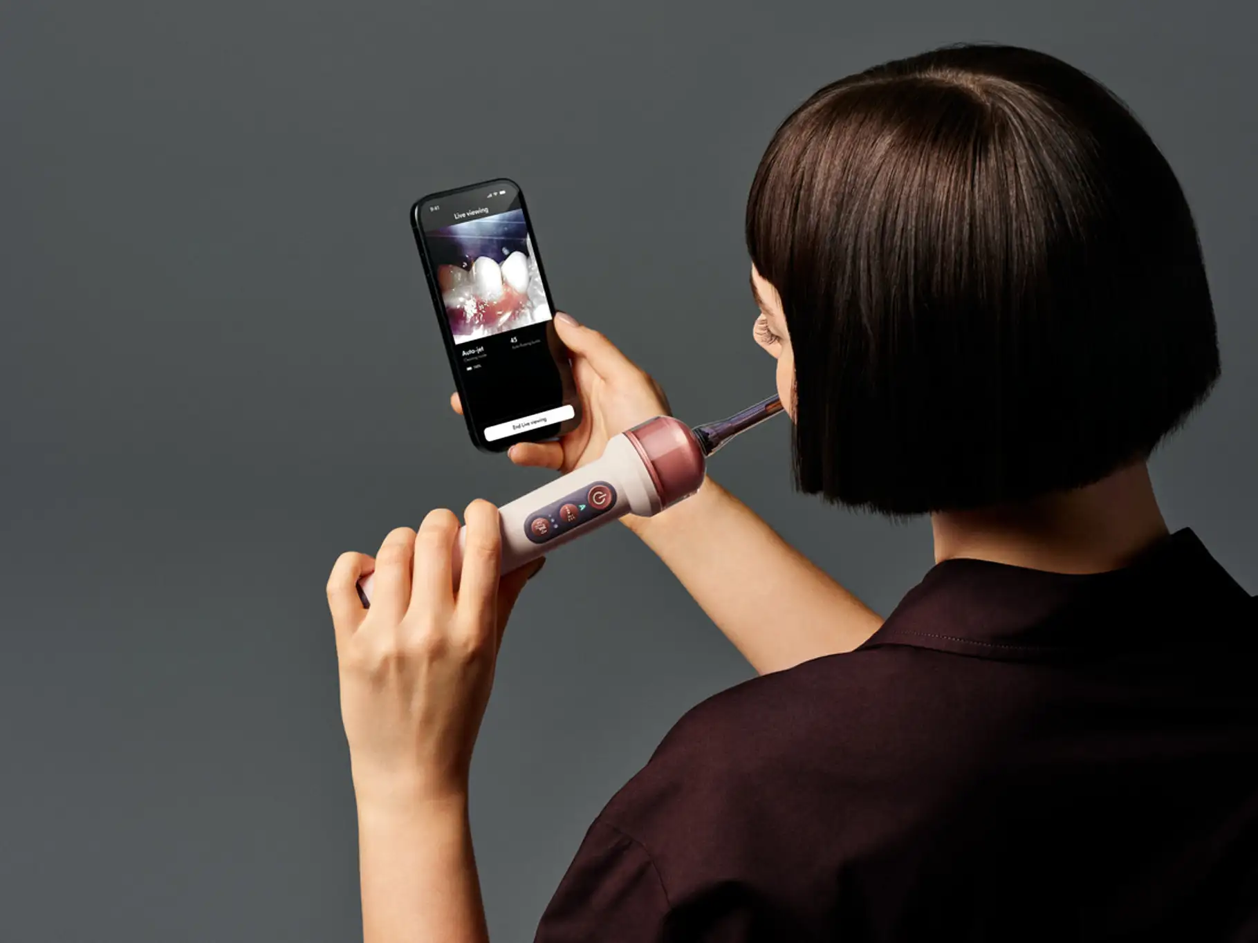 Dyson CameraJet™ 電動牙刷全球發表！首創鏡頭辨識齒縫，沖刷漱三合一登台 【新聞圖片9】Dyson CameraJet™ 連結 MyDyson™ App，即時查看口腔細節，潔牙過程「看得見」。